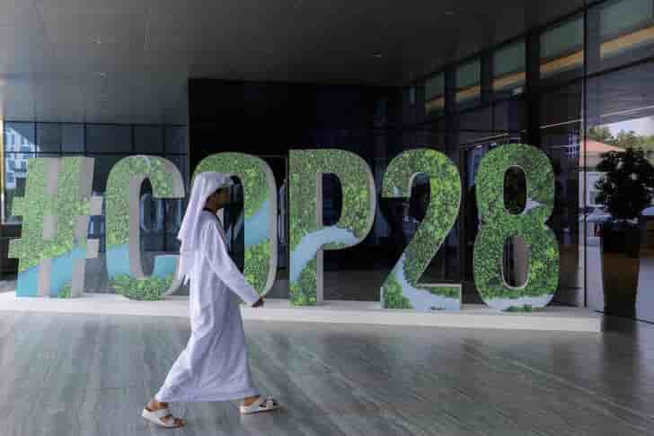 L'émirat arabe de Dubaï accueille cette année la COP. Une première pour un pays du Golfe, grand producteur de pétrole et de gaz. Les ONG dénoncent ce choix.