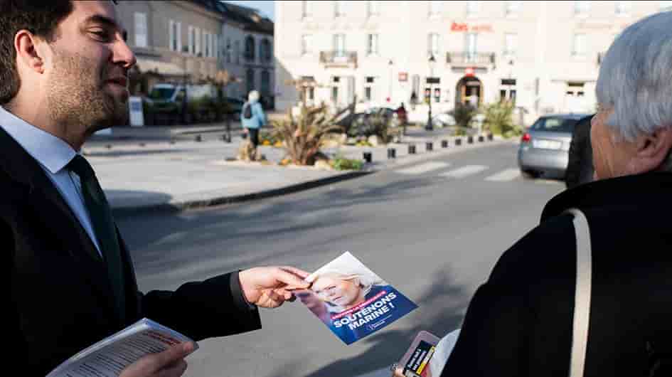 Thomas Ménagé distribue des tracts sur le marché de Montargis.