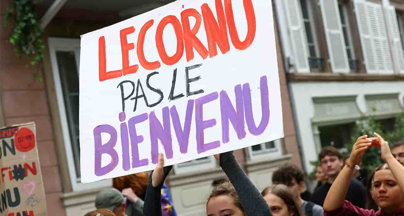 Alors qu'il vient d'être appointé à Matignon, Sébastien Lecornu fait déjà face à une vague d'opposition.