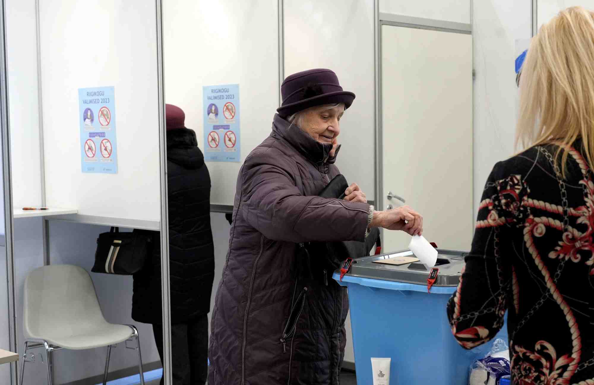 Une femme vote lors d'une election generale par anticipation a tallinn, en estonie
