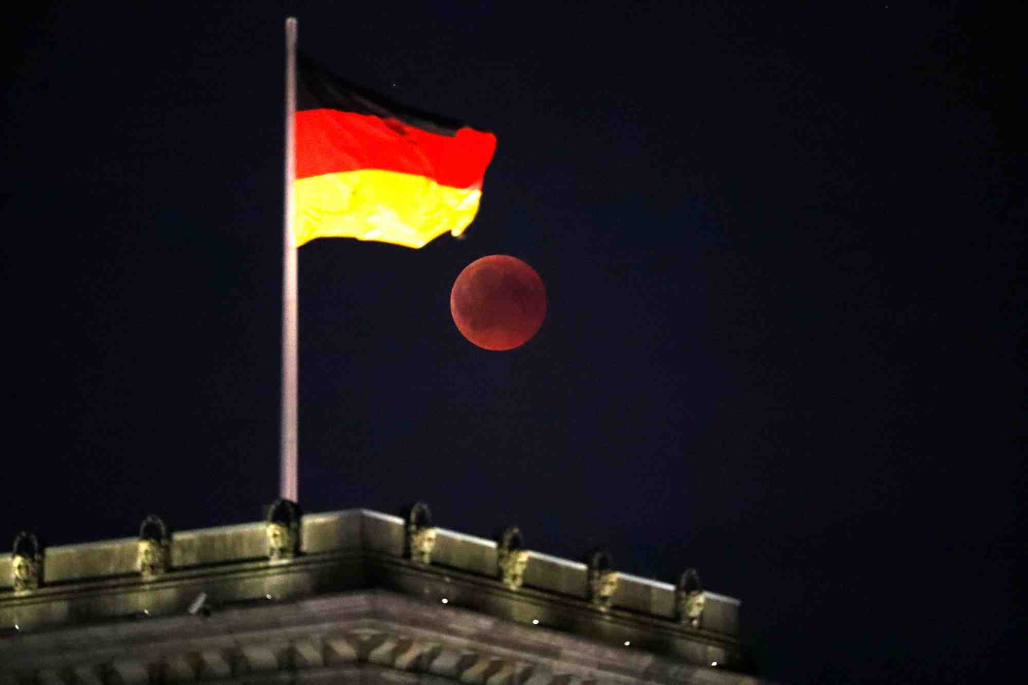 Le drapeau allemand sur le sommet du batiment du reichstag a berlin
