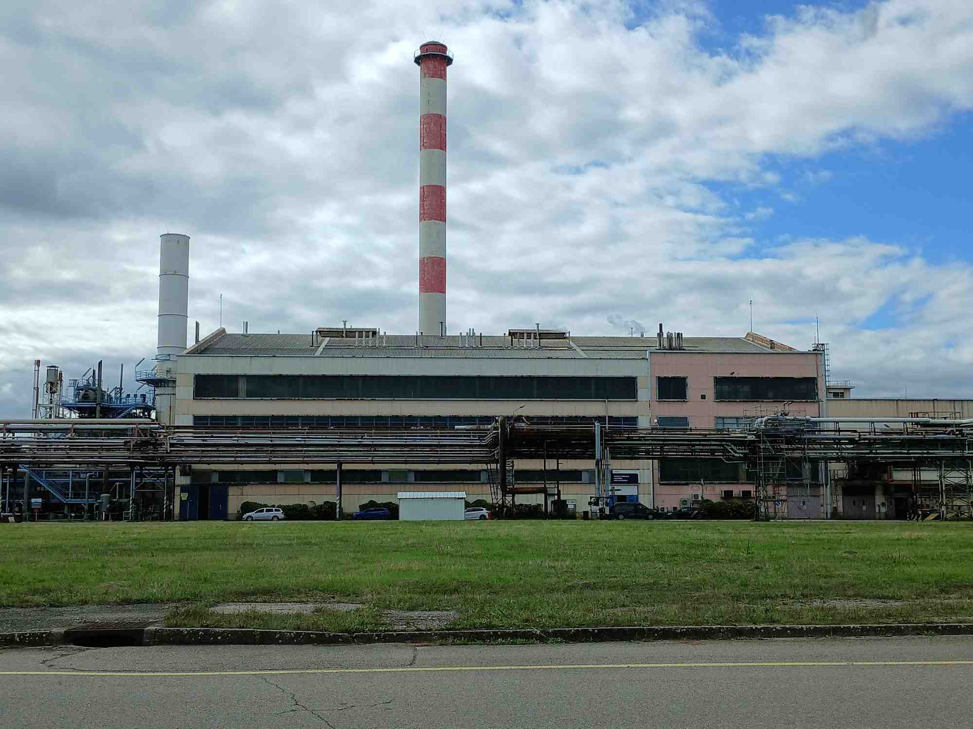 DOMO Chemicals prévoit d'implanter un électrolyseur sur cet ancien terrain de football, au cœur de son site de production, situé à Saint-Fons (Rhône).