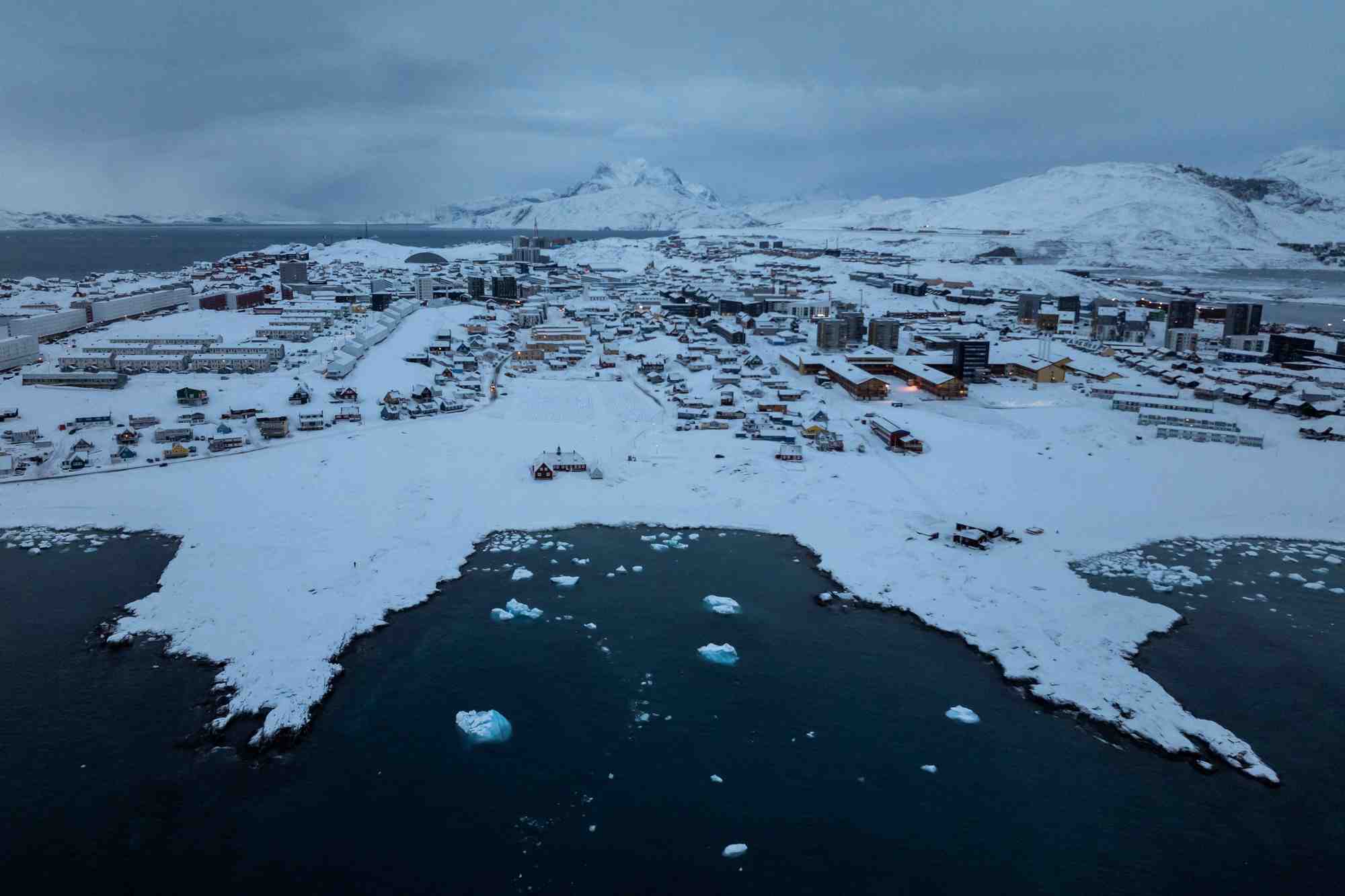 Emmanuel Macron est arrivé dimanche à Nuuk peu avant midi.