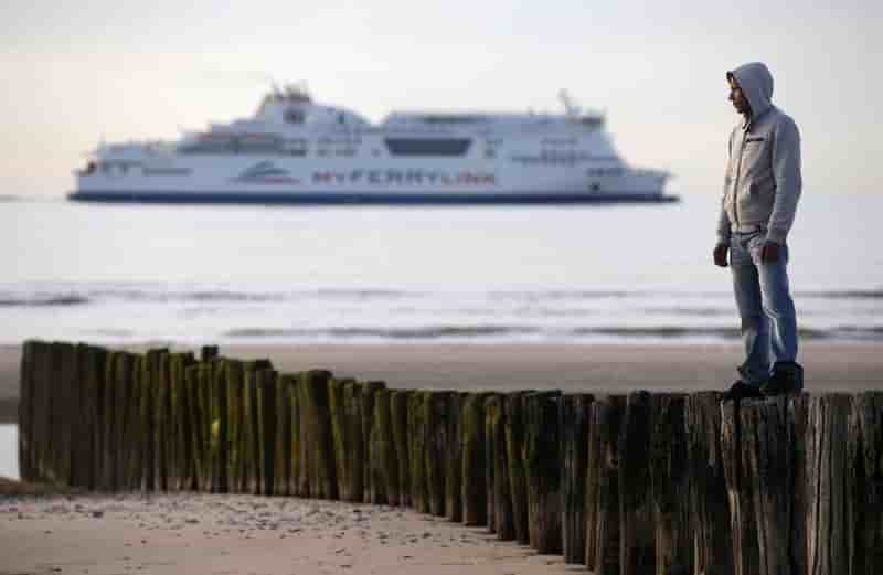 Les migrants de Calais prêts à tout pour traverser la Manche