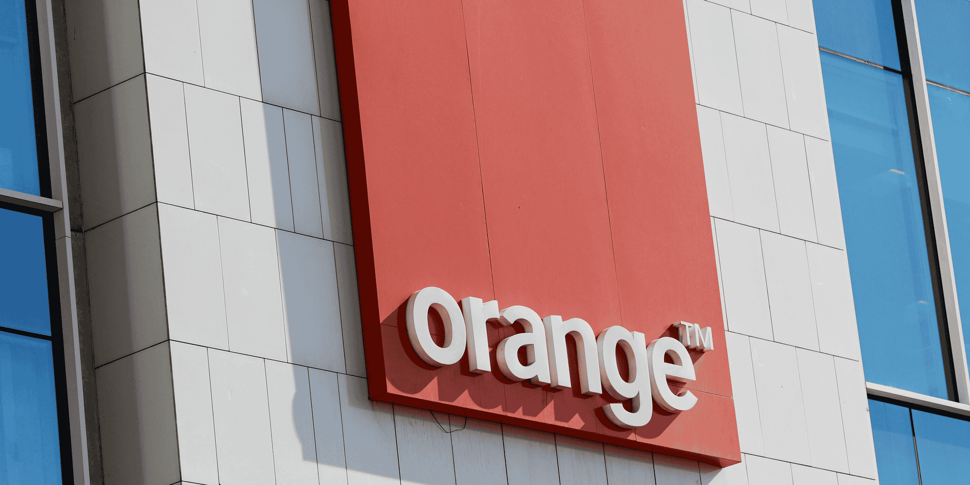 D’après Fabienne Dulac, la patronne d'Orange France, avec cet accord, l’opérateur « réaffirme ainsi sa volonté de rendre accessible le meilleur des usages et services numériques au plus grand nombre, particuliers comme entreprises, dans tous les territoires ».