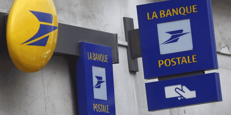 Ce contrat fixe notamment les conditions qui permettent à La Poste "de contribuer à la mission d'aménagement et au développement du territoire" et "d'adapter son réseau de points de contact" pour répondre aux besoins des habitants.