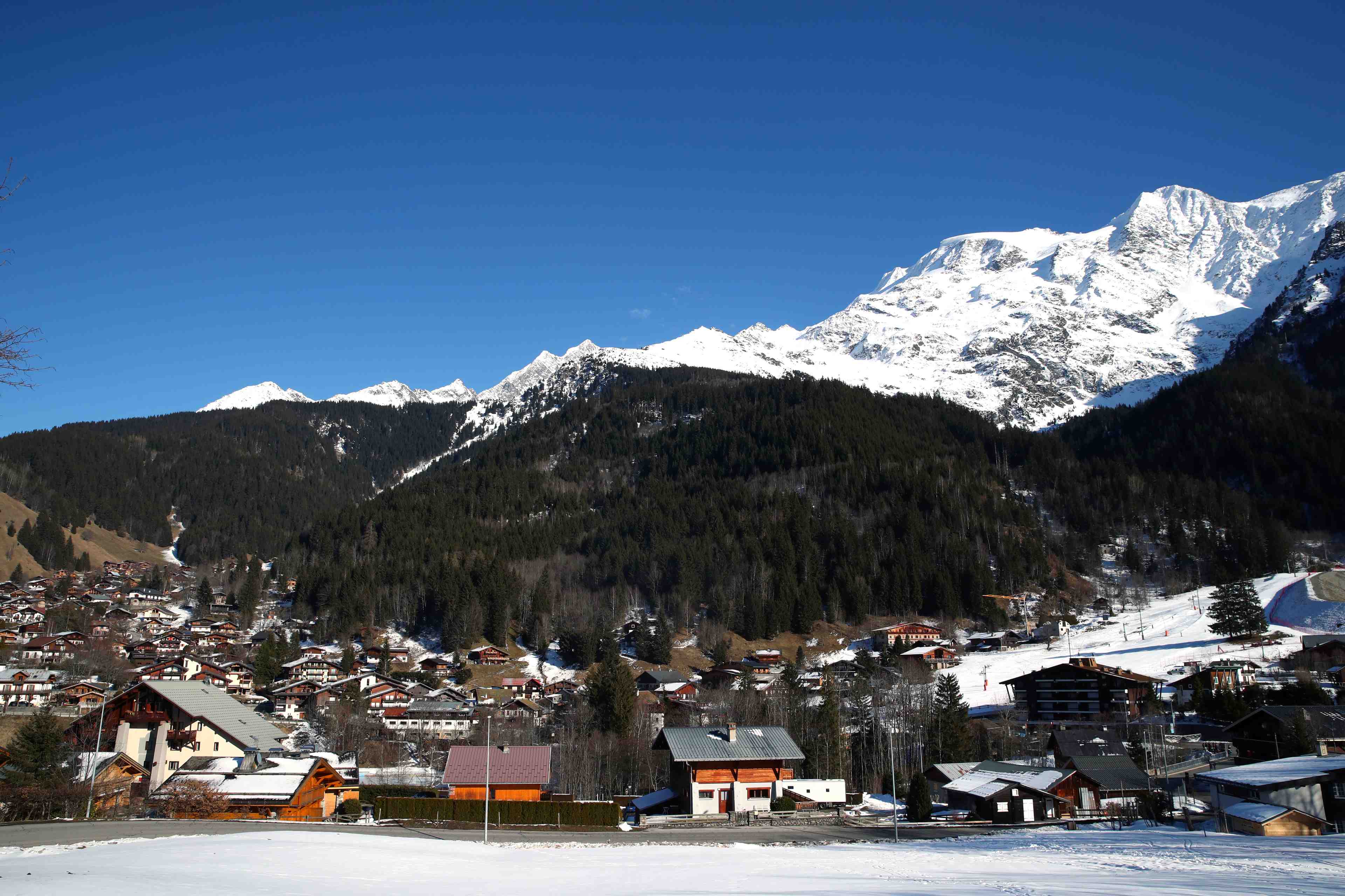Le coronavirus provoque la fermeture de toutes les stations de ski francaises
