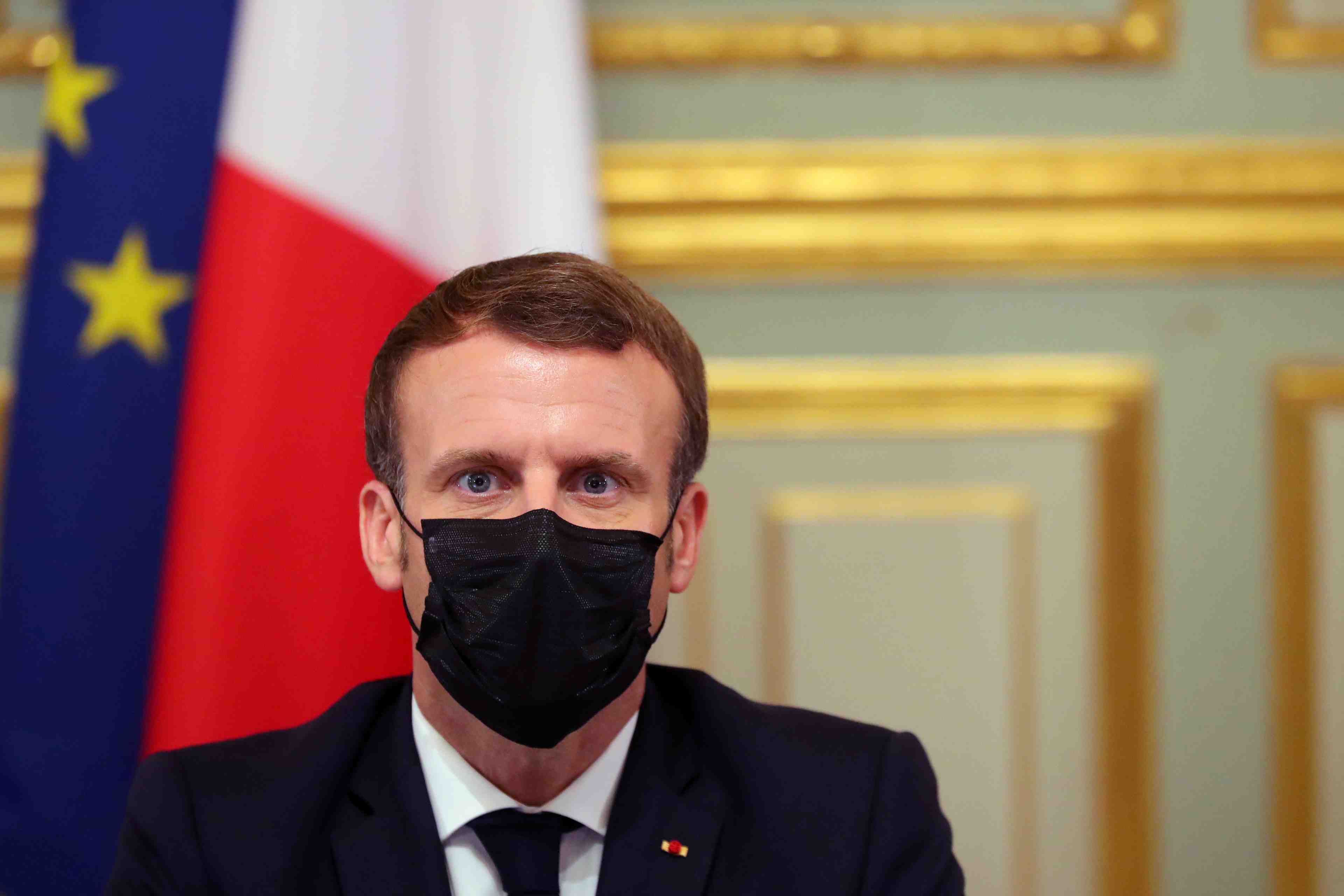 Hommage a samuel paty: macron invite les eleves a "apprendre a etre libre"