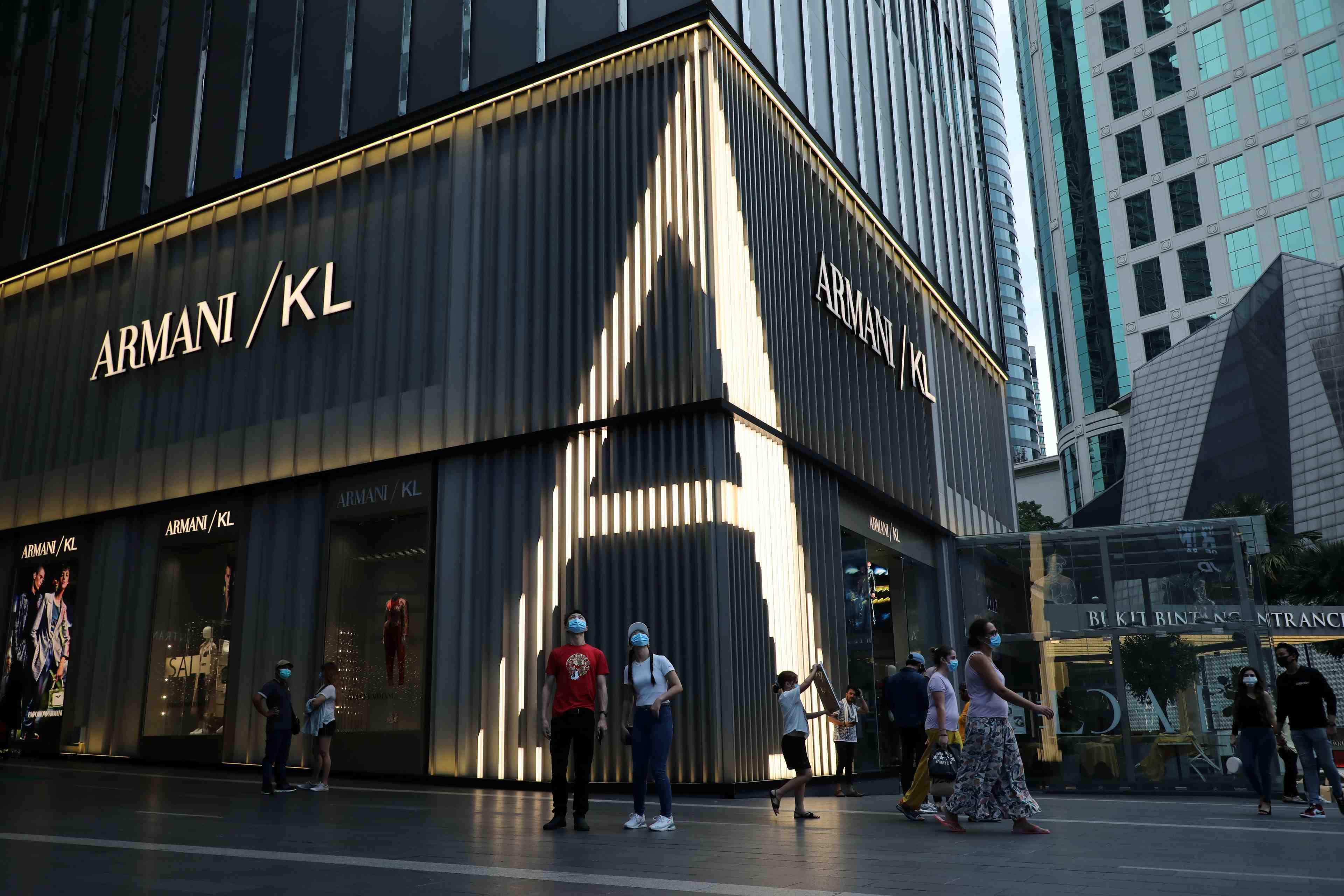 Giorgio armani n'envisage une alliance que 100% italienne