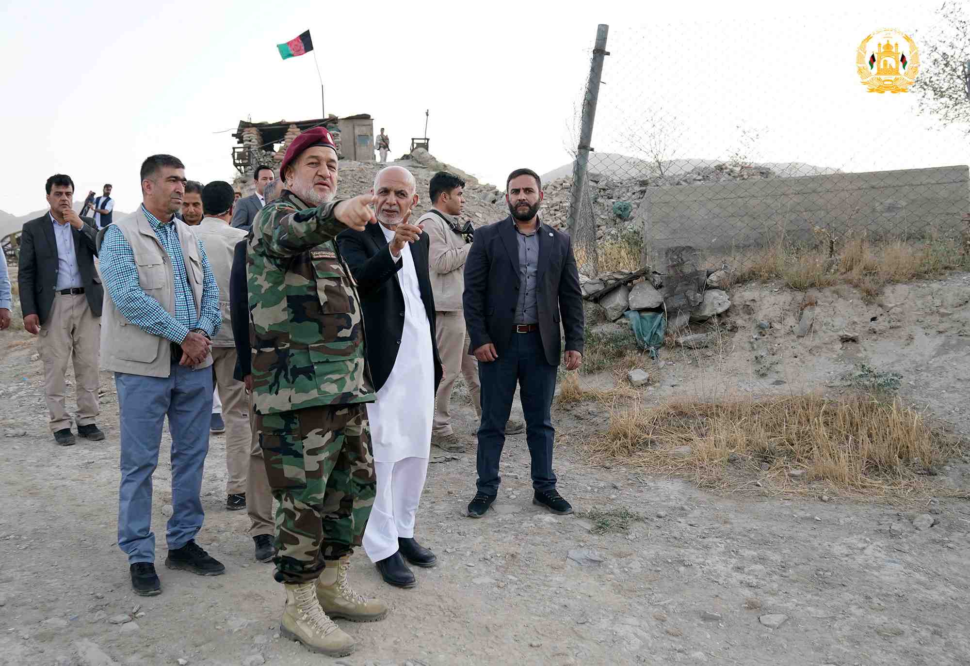 Le gouvernement afghan cherche a tenir ses derniers bastions, les taliban continuent leur avancee