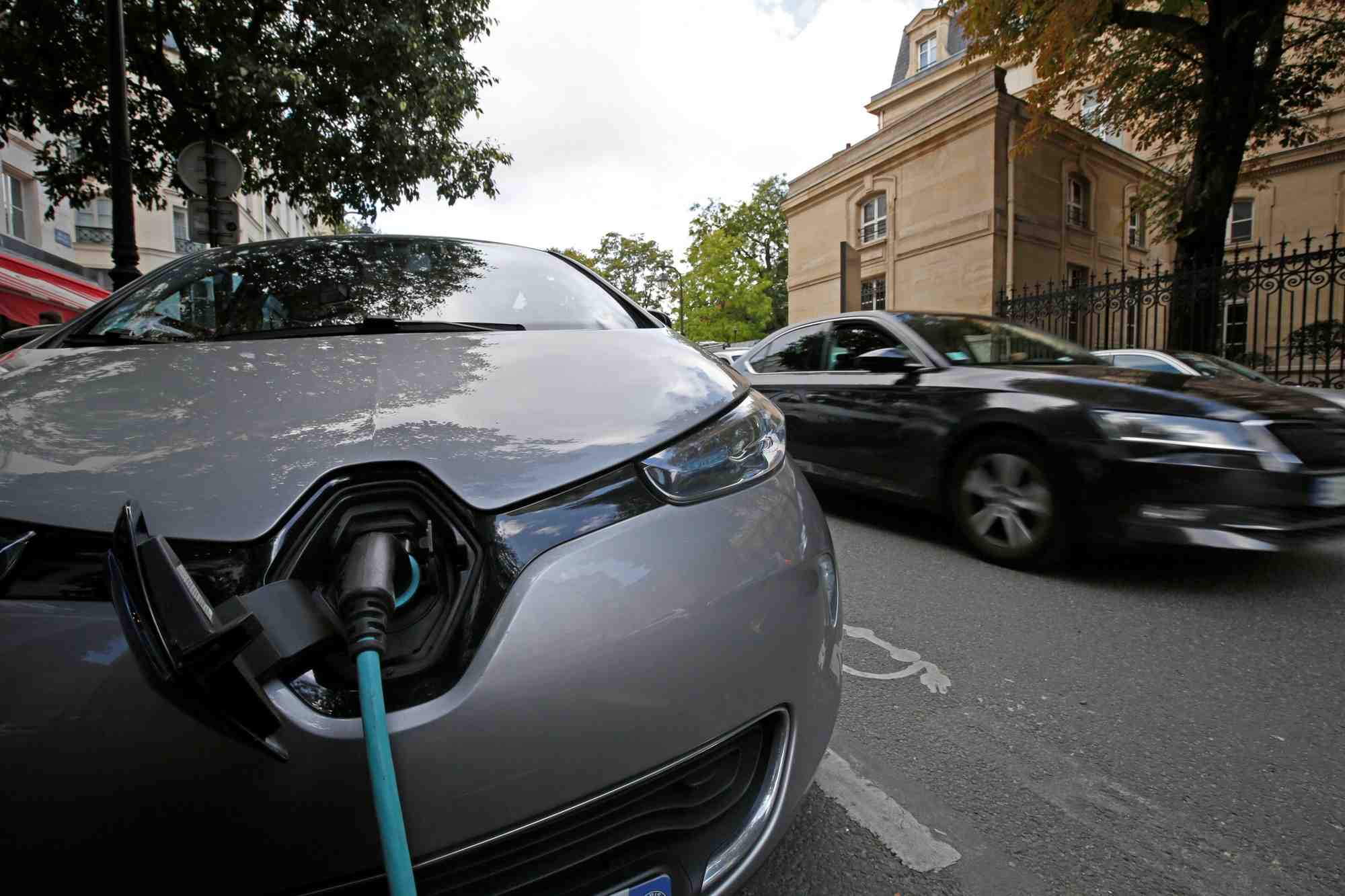 Les Parisiens avec un véhicule type SUV, également électrique ou hybride, devront bien finalement payer dès le 1er octobre un tarif résidentiel de stationnement.