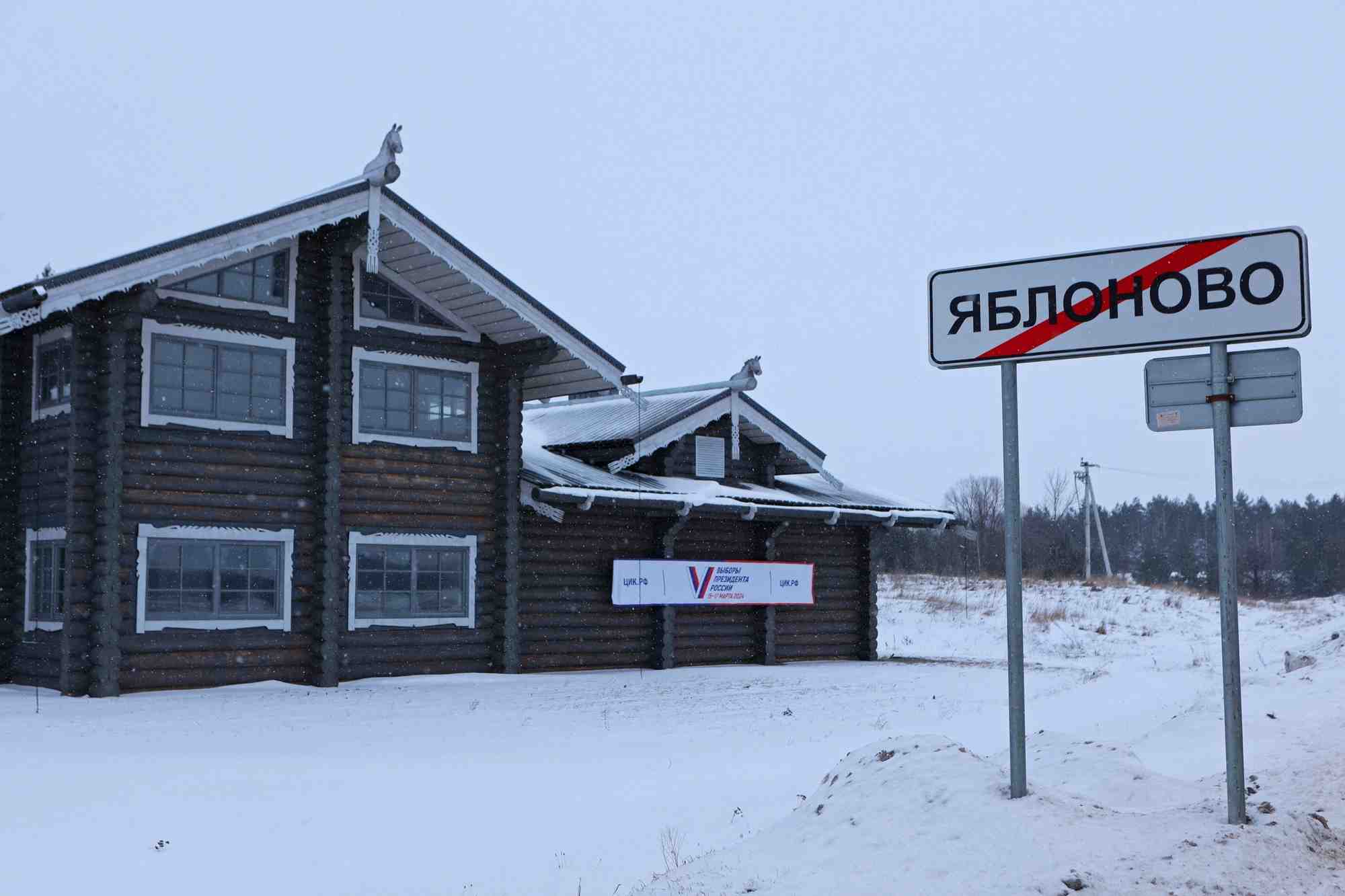 Vue d'un panneau routier portant le nom du village de yablonovo, pres du lieu du crash de l'avion de transport militaire russe ilyushin il-76, dans la region de belgorod