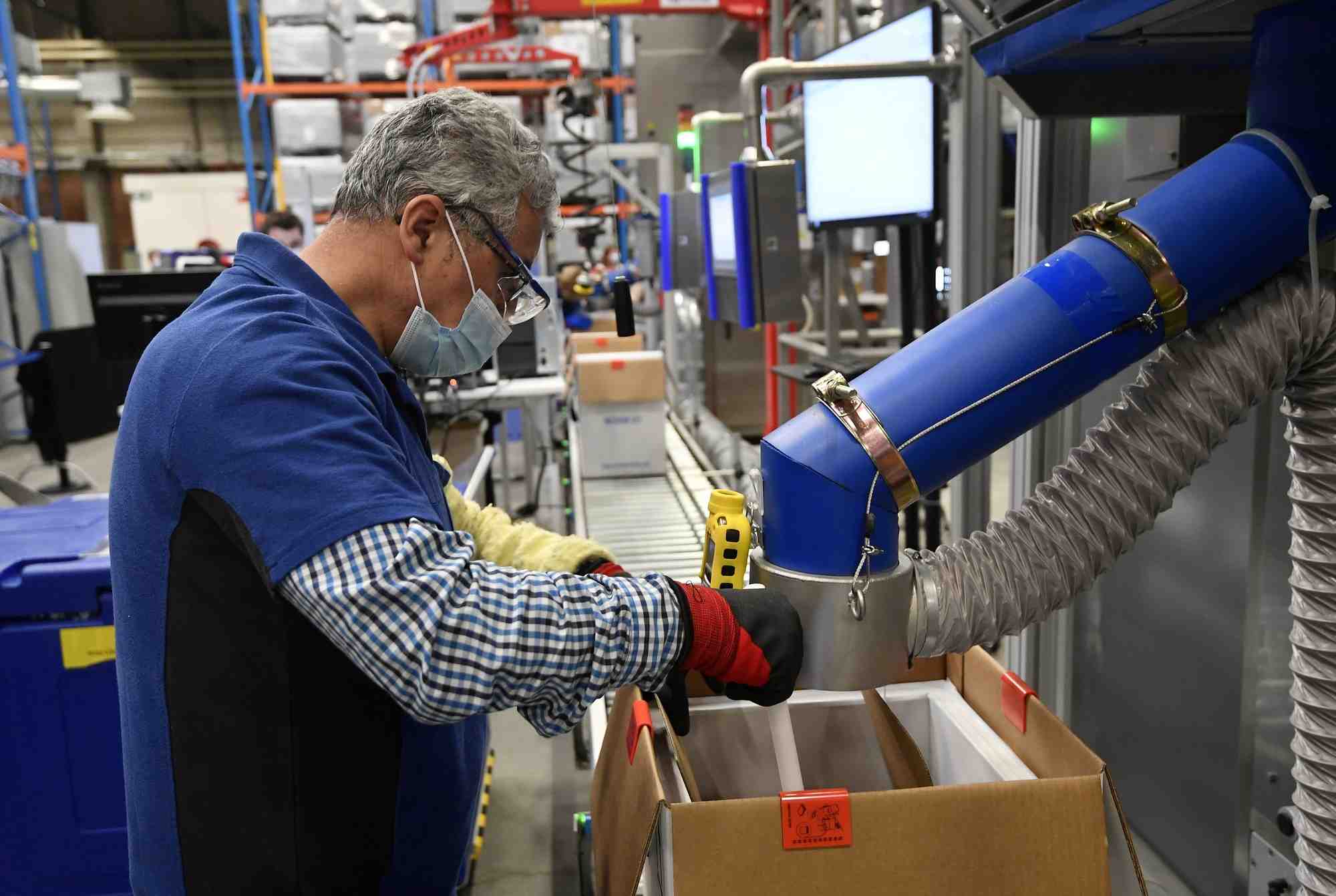 Un employe travaille dans l'usine de la societe pharmaceutique americaine pfizer a puurs, en belgique