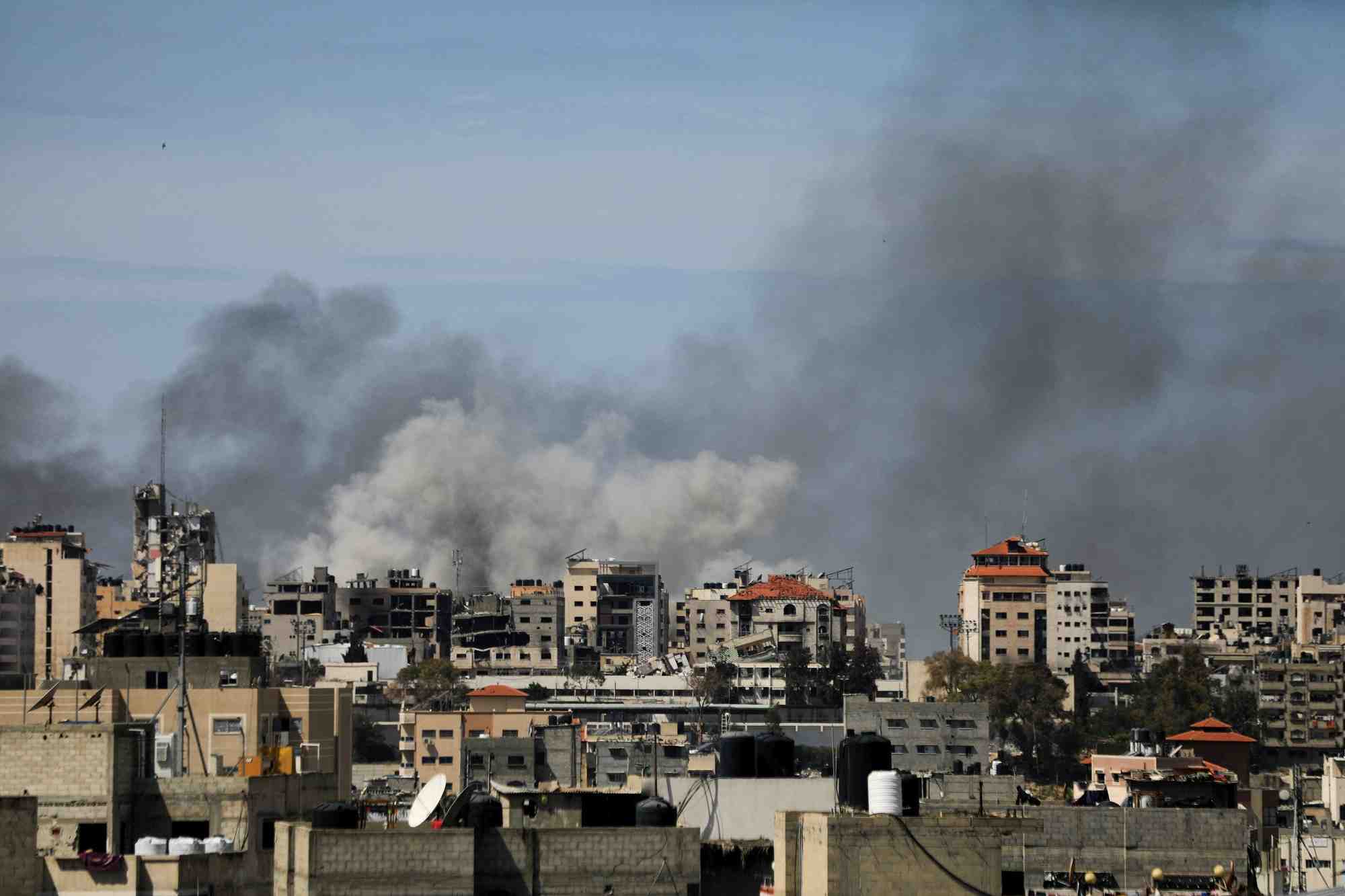 Vue apres une attaque israelienne sur l'hopital al chifa et ses environs dans la ville de gaza