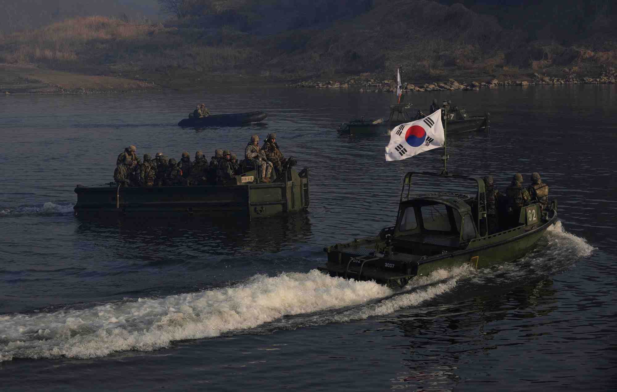 Des soldats sud-coreens et americains font des exercices a yeoncheoni, en coree du sud