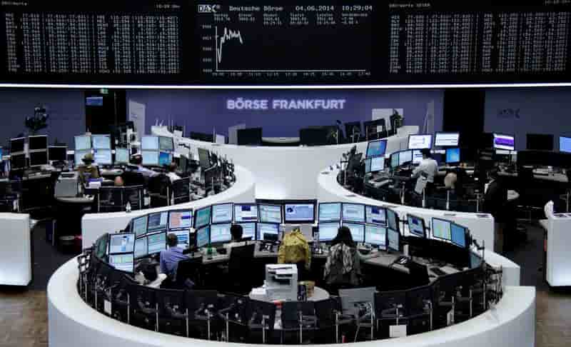 Les Bourses européennes en légère baisse à la mi-journée