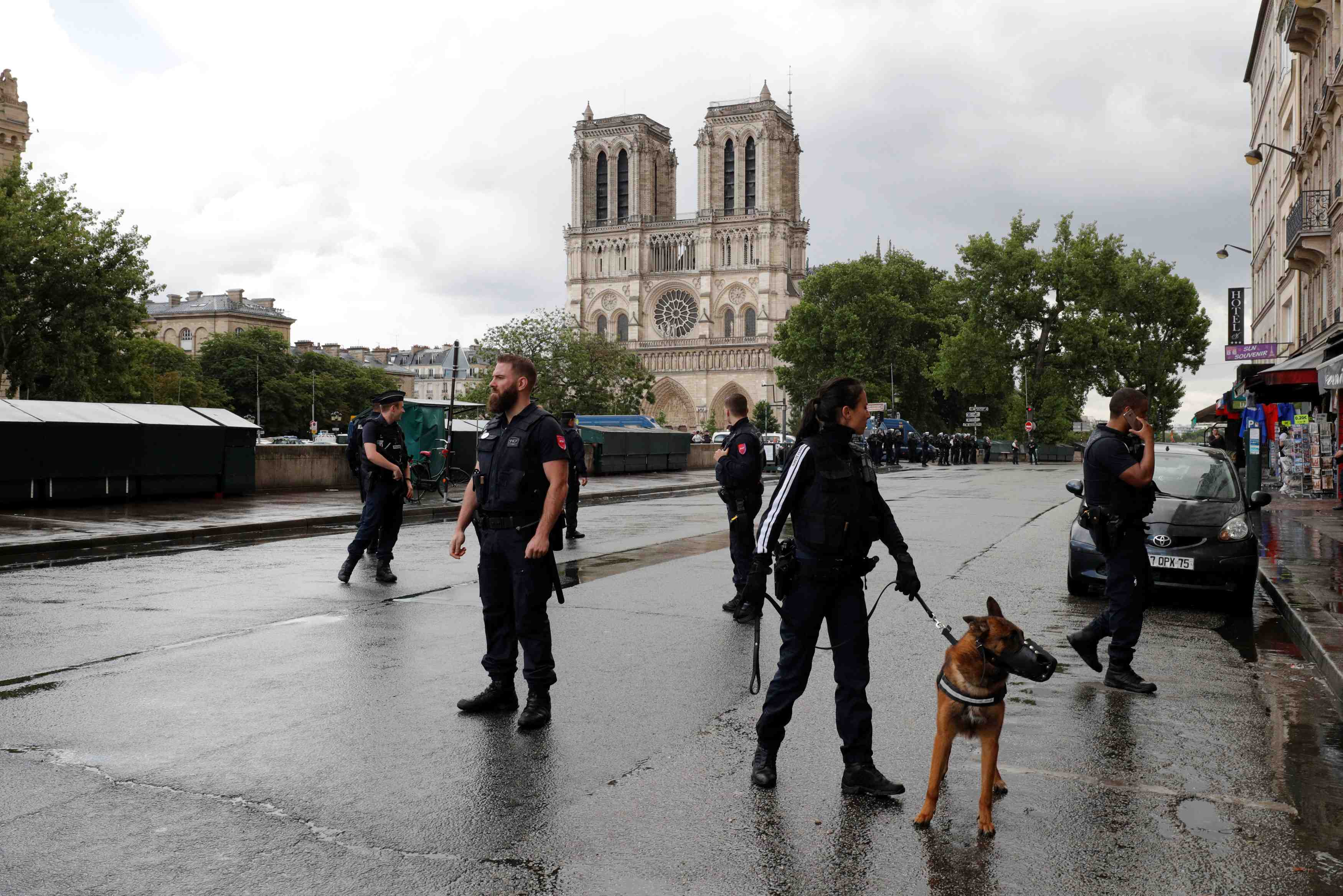 Un policier attaque devant notre-dame de paris, l'agresseur blesse