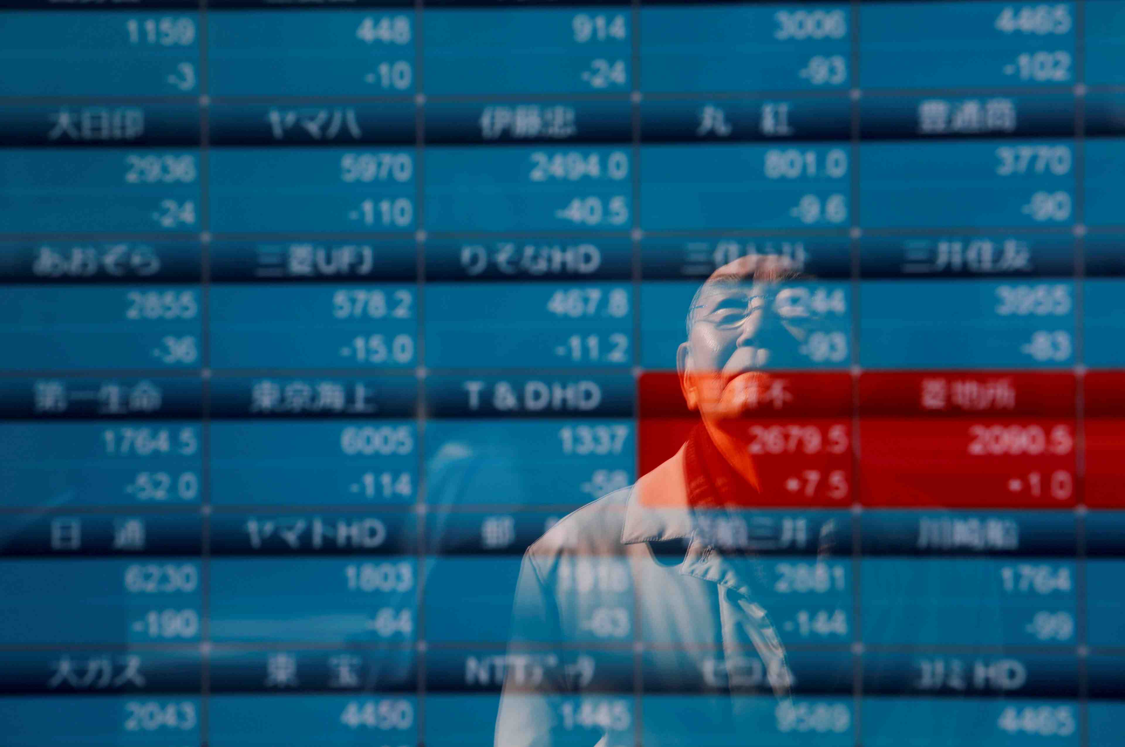 Tokyo finit en baisse