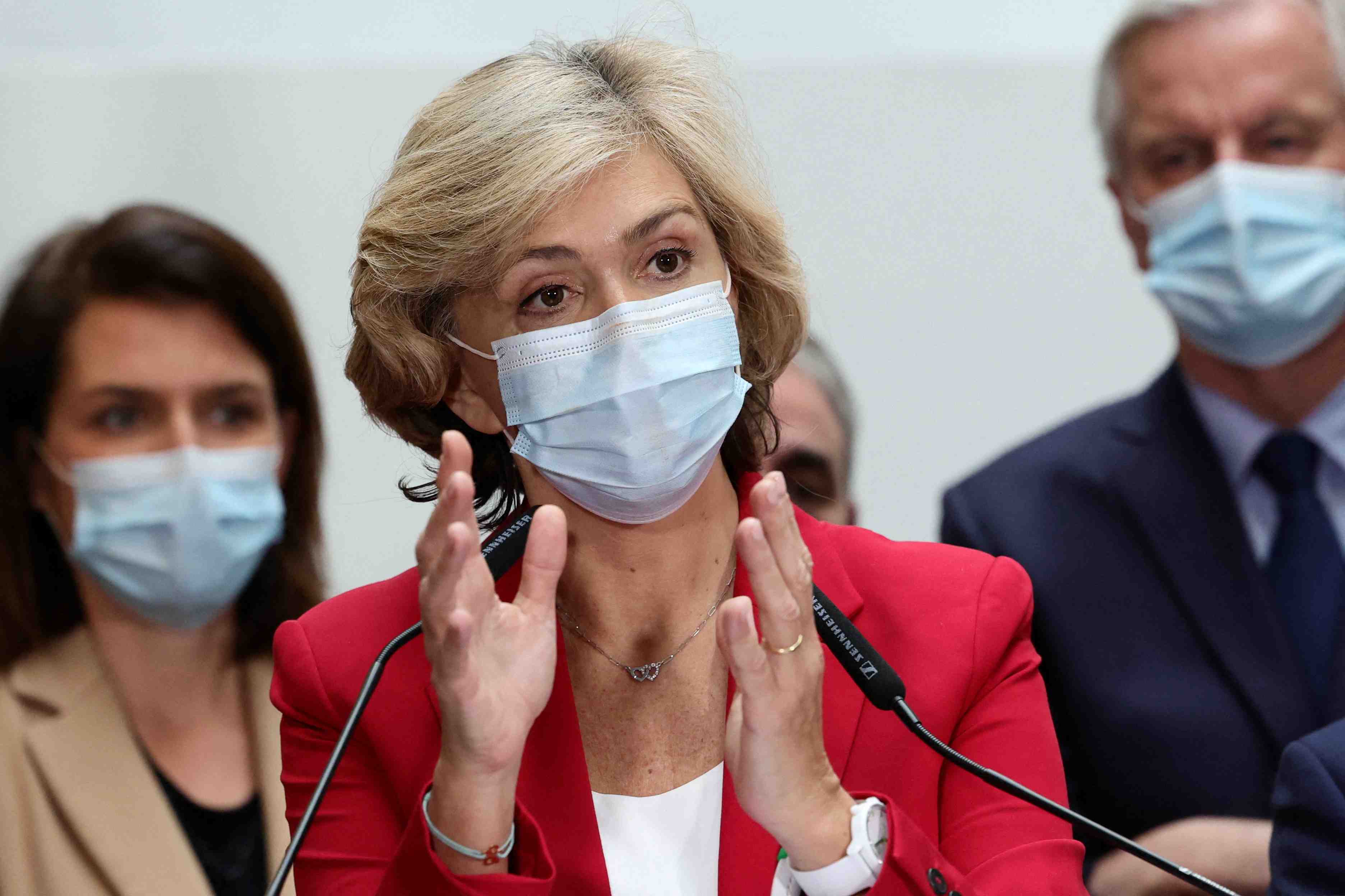 France: les propos de macron sur les non-vaccines divisent la societe, dit pecresse