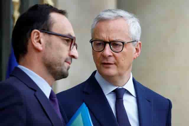 Le ministre délégué chargé des Comptes publiques Thomas Cazenave (à gauche) et le ministre de l'Economie et des Finances Bruno Le Maire (à droite).