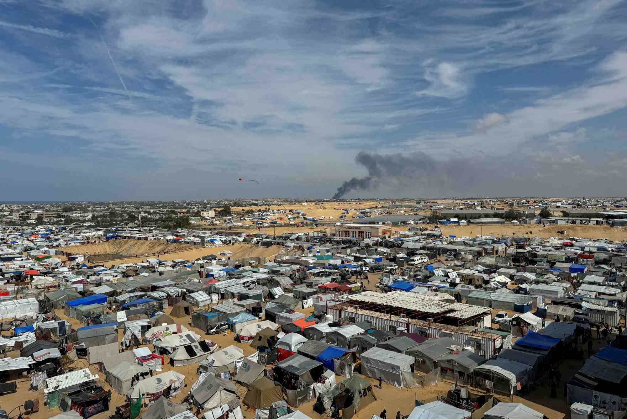 De la fumee s'eleve lors d'une operation terrestre israelienne a khan younis, vue de rafah