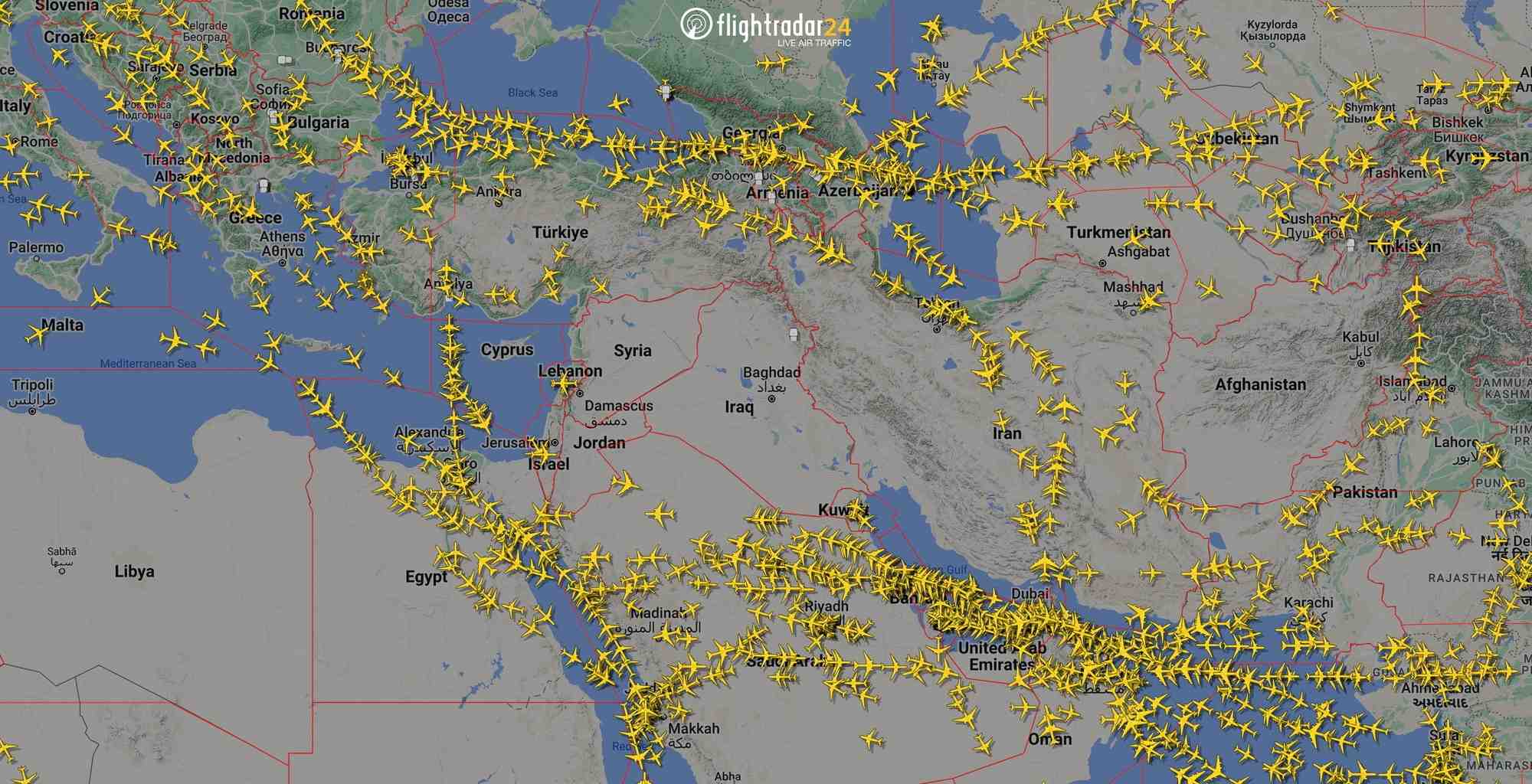 Une representation graphique du trafic aerien montre l'espace aerien au-dessus de l'iran et des pays voisins du moyen-orient