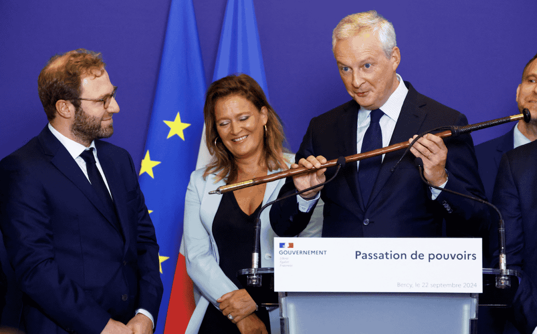 Antoine Armand, nouveau ministre de l'Economie, lors de la passation de pouvoirs avec Bruno Le Maire à Bercy dimanche 22 septembre.