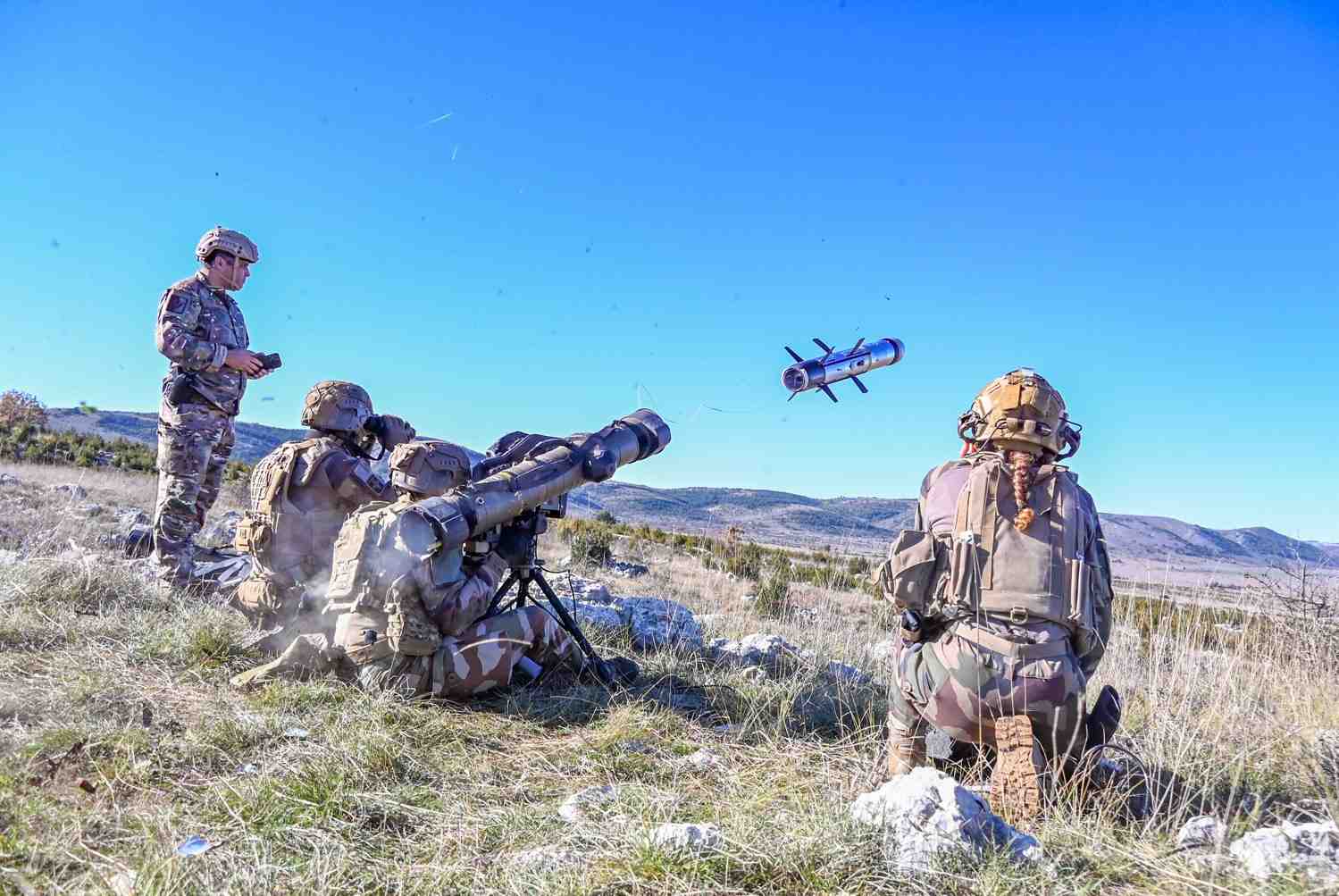 Grâce à l’application Ground Warden, les missiles à moyenne portée (MPP) de type Akeron pourron frapper sur des cibles dissimulées hors de la vue des tireurs.
