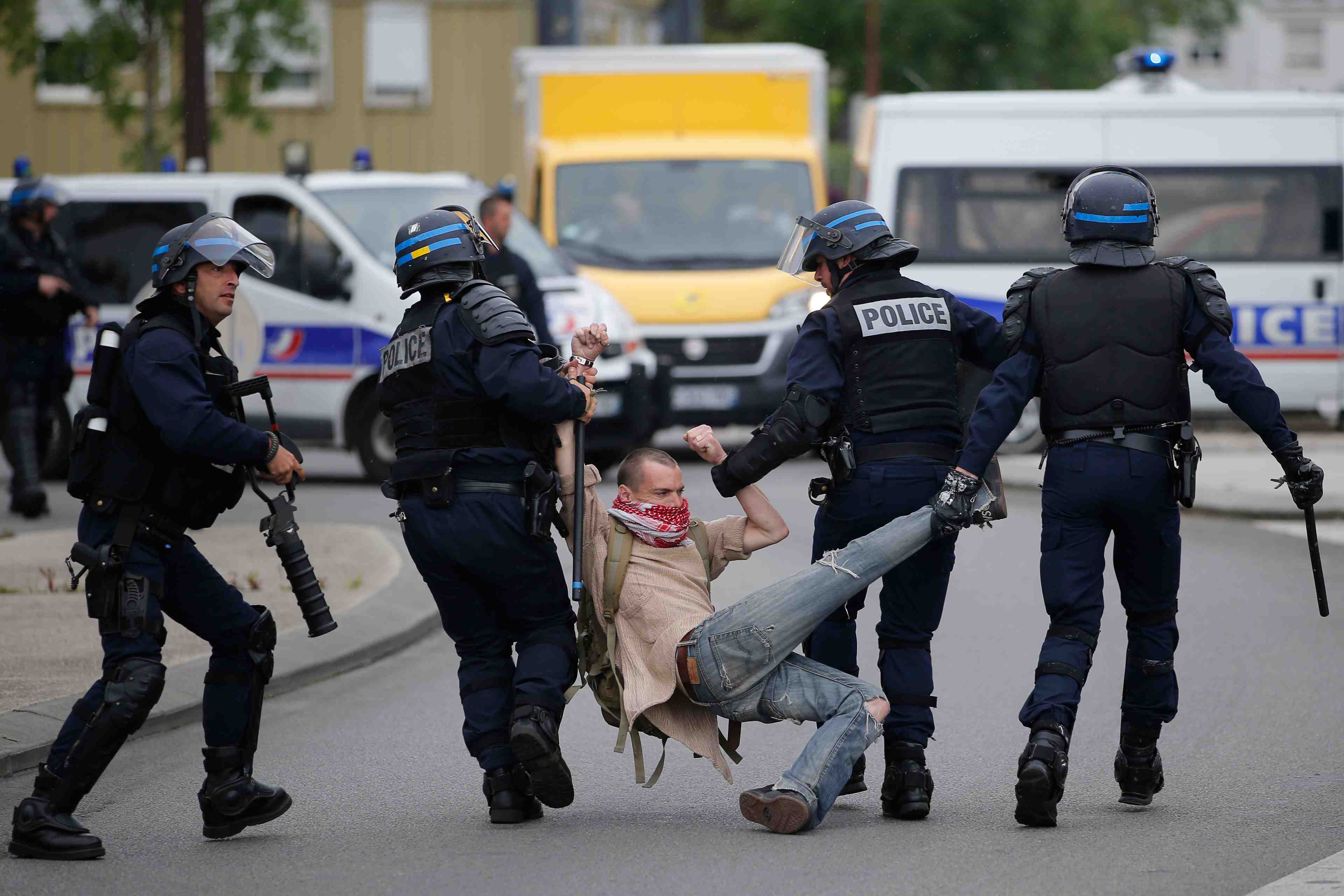 Incidents, 77 interpellations, 15 policiers blesses
