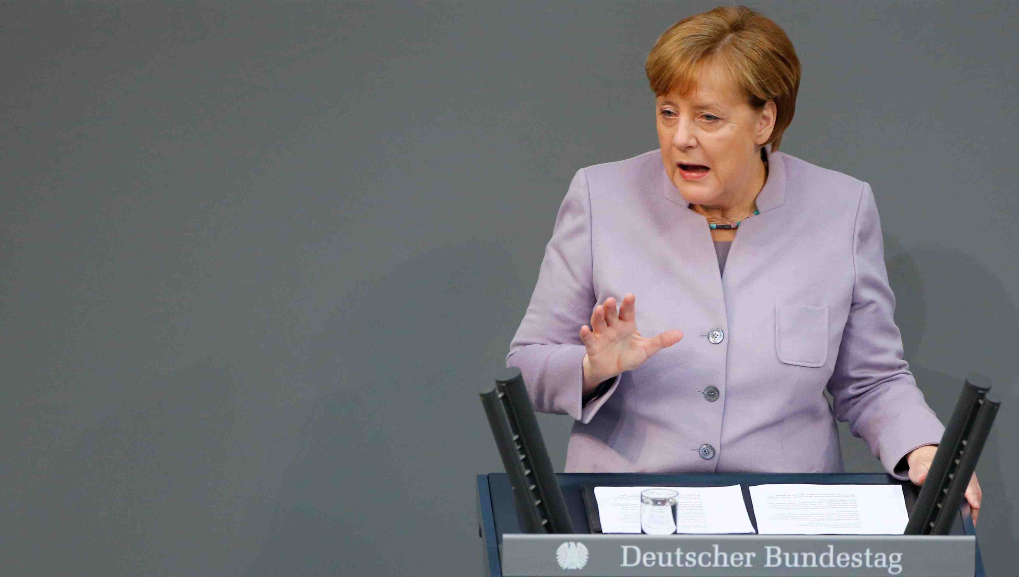 Merkel s'entretiendra avec poutine mardi a sotchi