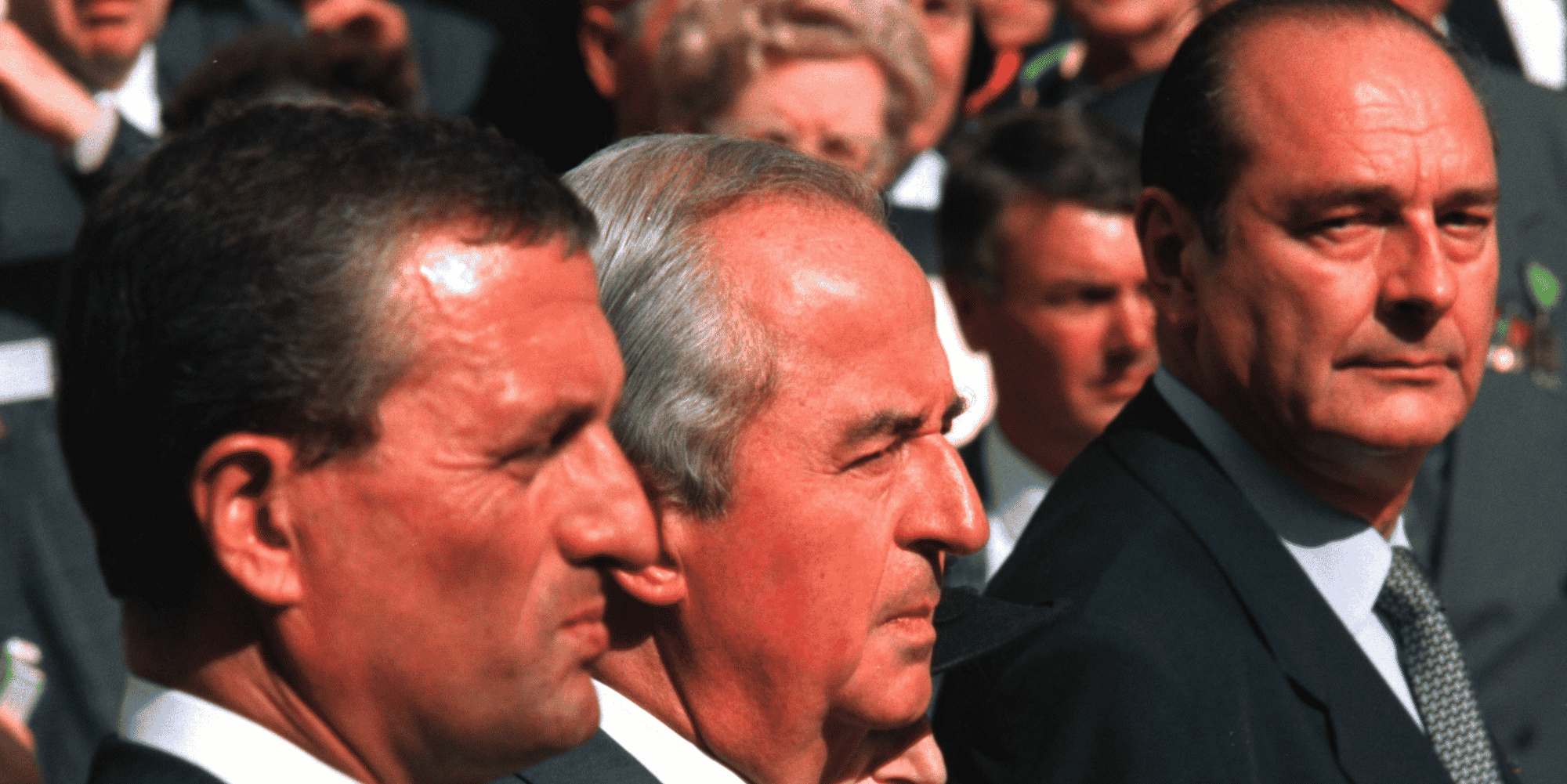 Le 25 août 1994, Édouard Balladur, Premier ministre de cohabitation de François Mitterrand et son ministre de la Défense François Léotard (à g.), assistent à la cérémonie du 50e anniversaire de la libération de Paris avec Jacques Chirac, alors maire de Paris qui entrera bientôt frontalement dans la compétition pour la campagne présidentielle de 1995.