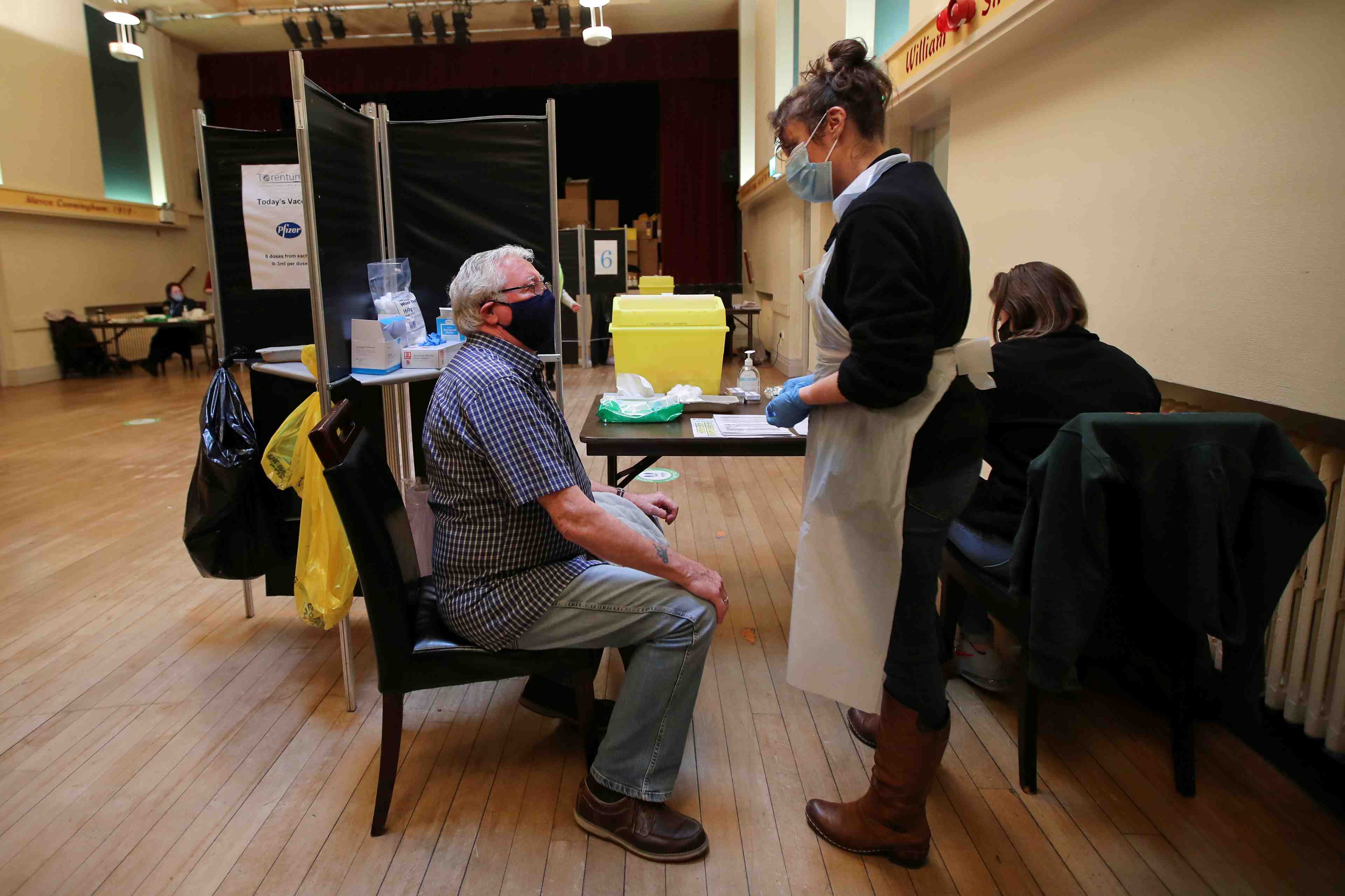 Coronavirus: le gouvernement britannique preconise un rappel vaccinal pour les 50 ans et plus