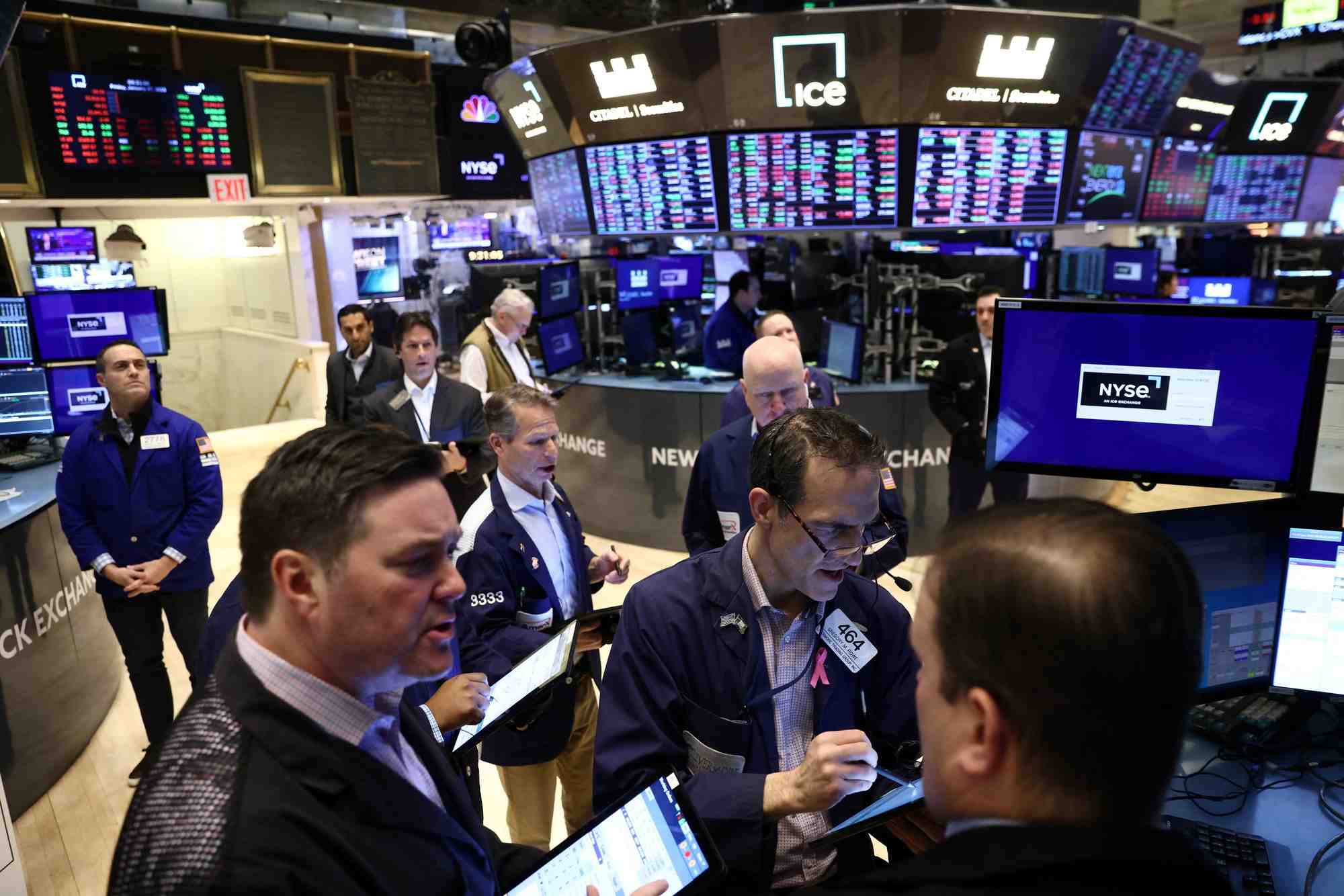 Des traders travaillent dans la salle des marches de la bourse de new york (nyse), a new york
