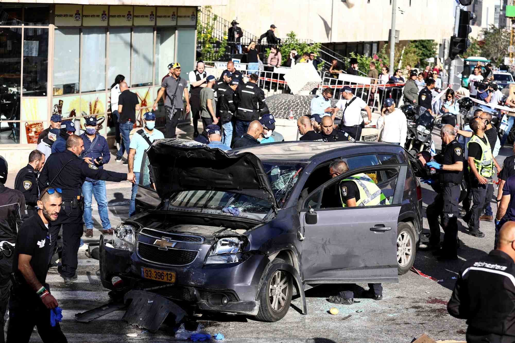 Les forces de securite israeliennes et les secouristes travaillent sur les lieux d'un incident a jerusalem