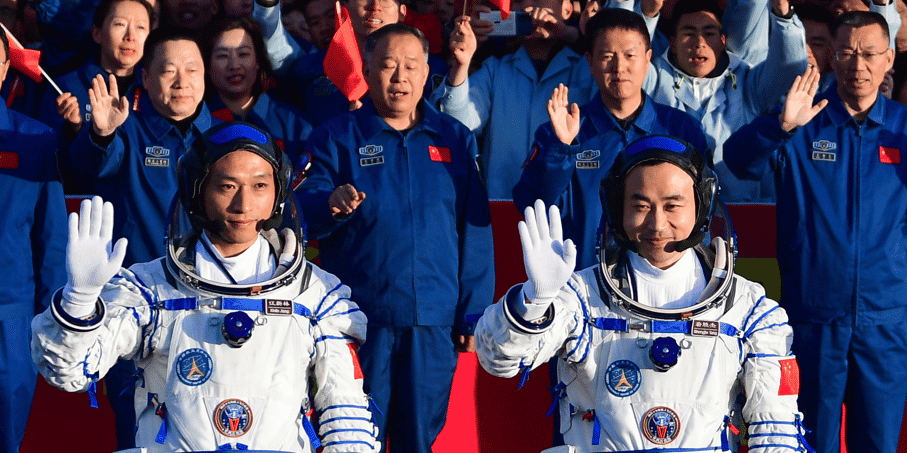 Cette mission Shenzhou-17 est précieuse pour le géant asiatique, qui ambitionne d'envoyer un Chinois sur la Lune d'ici à 2030, grand objectif d'un programme spatial qui progresse avec régularité depuis plusieurs décennies.