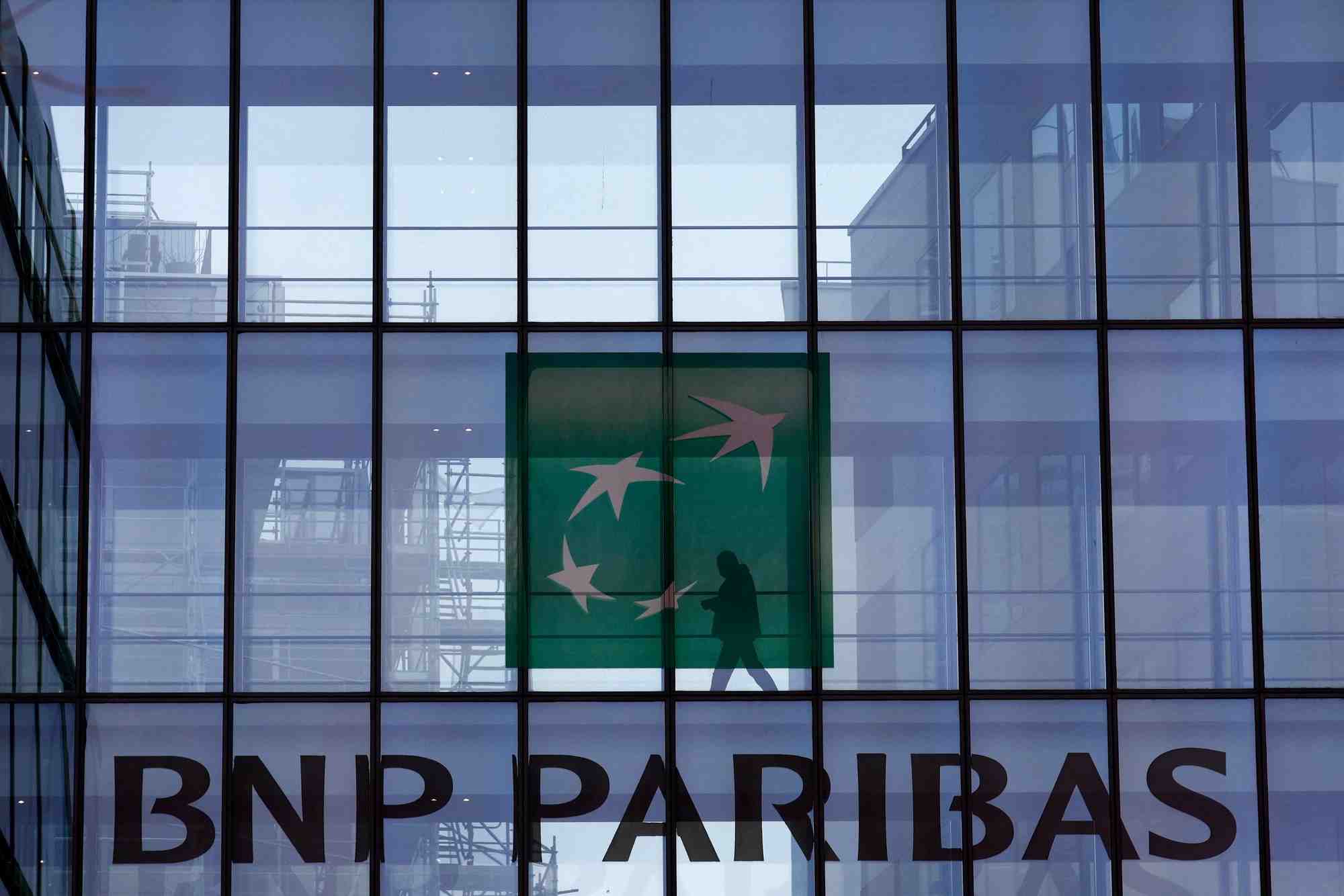 Logo de bnp paribas sur un immeuble a issy-les-moulineaux, pres de paris