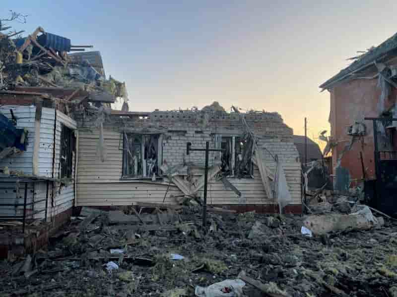 Maison endommagee suite a ce que les autorites locales ont qualifie de frappe militaire ukrainienne dans la region de koursk