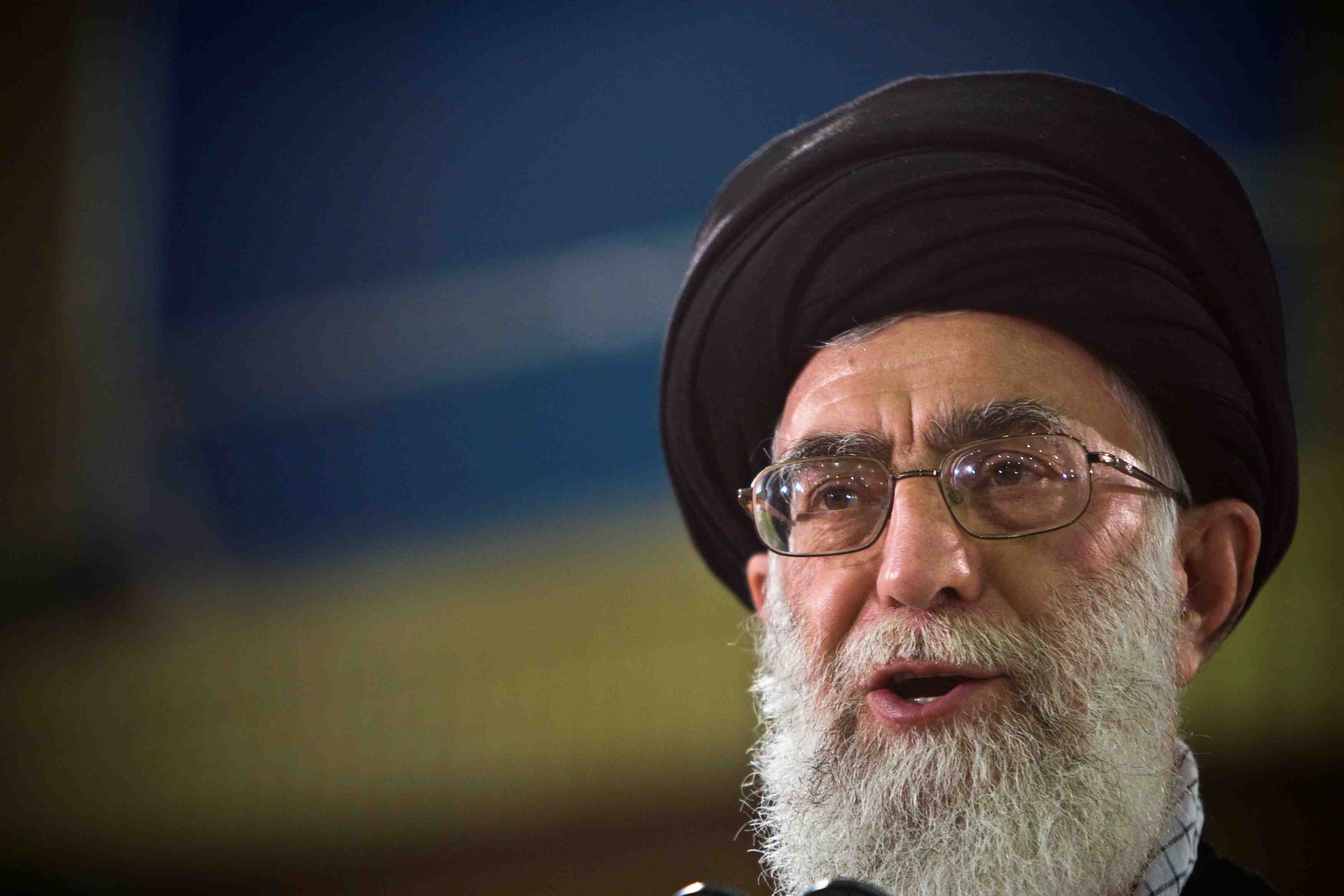 Iran: khamenei appelle l'armee a developper de nouvelles armes
