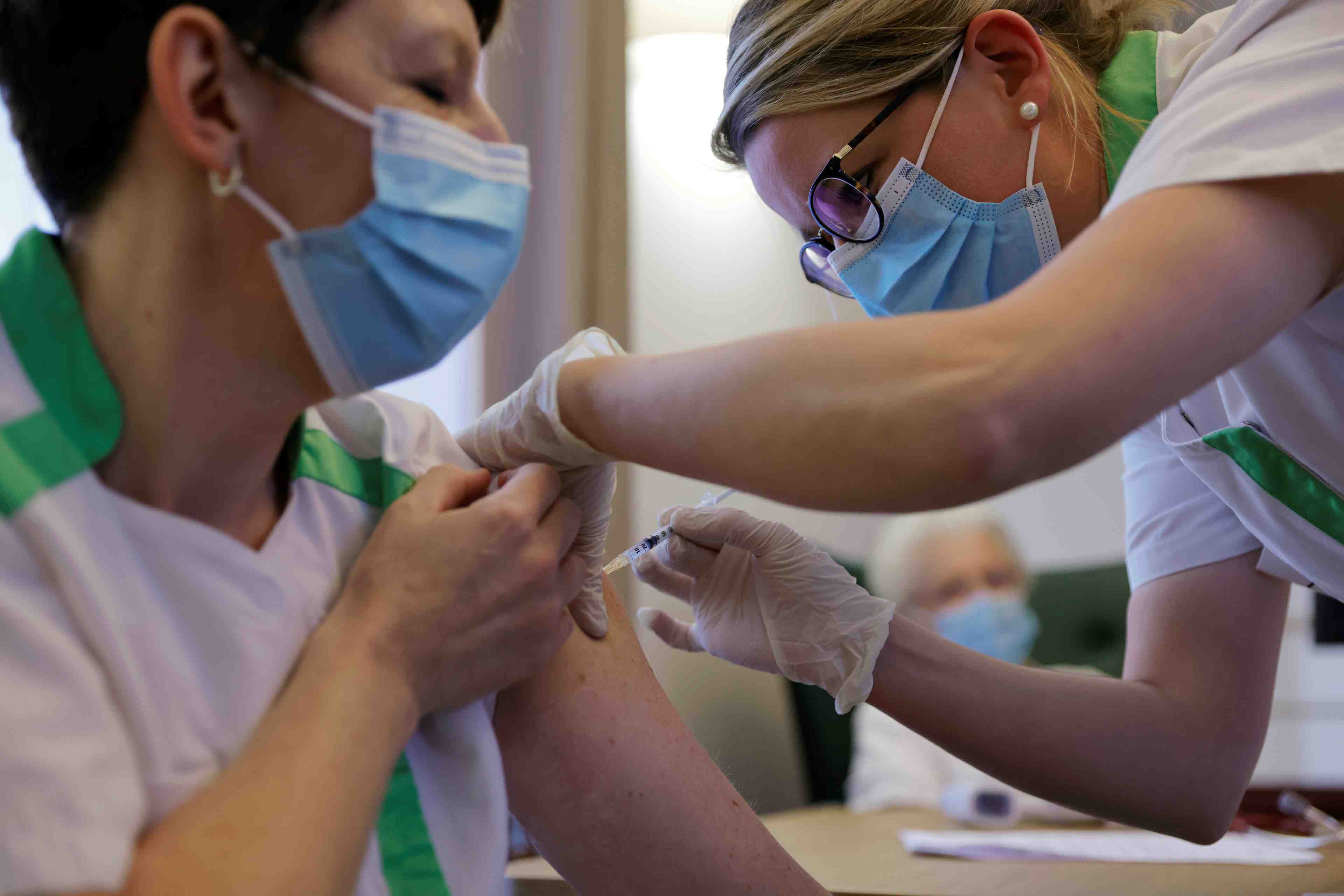 La has recommande l'obligation vaccinale pour les soignants en ehpad