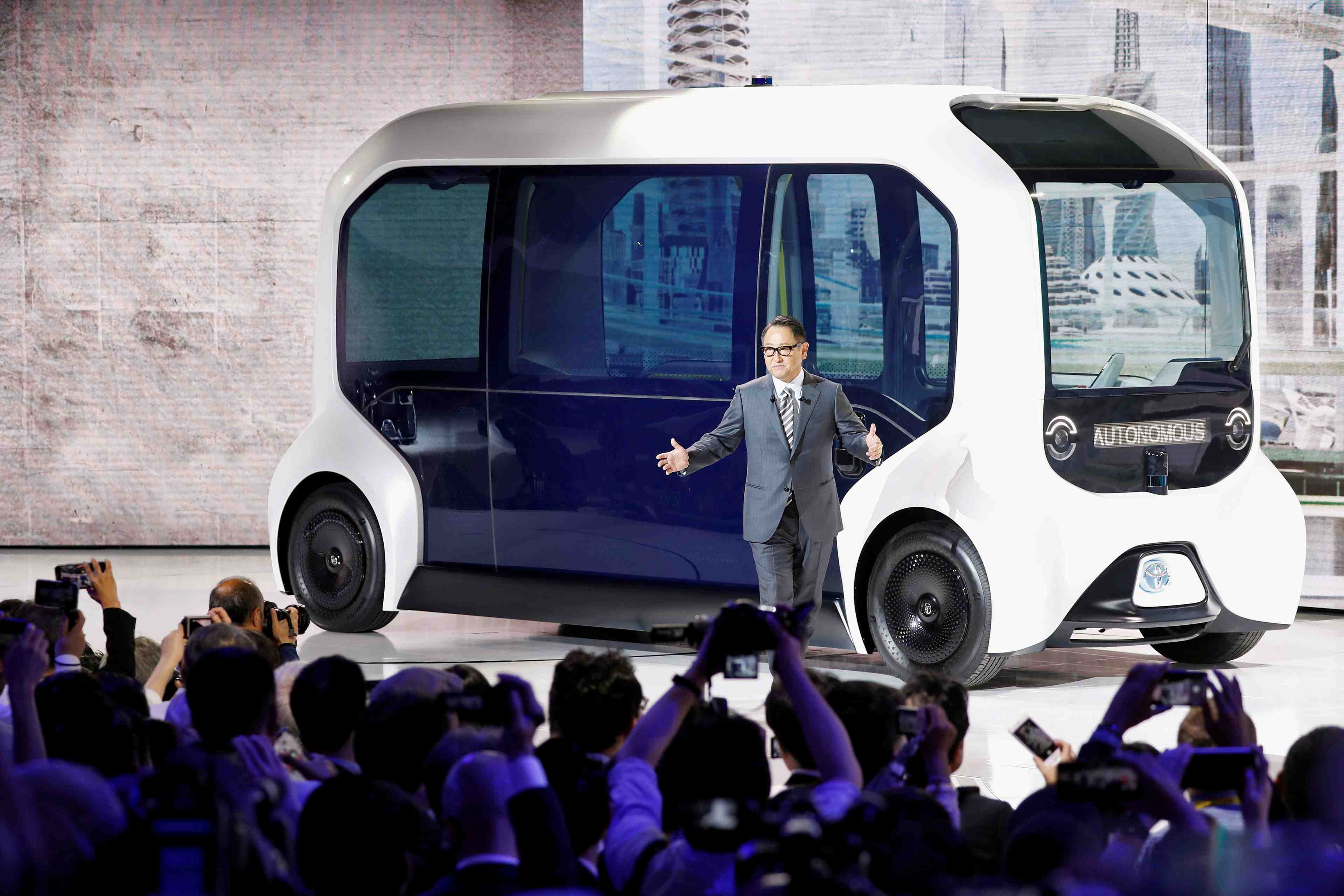 Toyota renforce la securite de ses navettes autonomes au village paralympique apres un accident