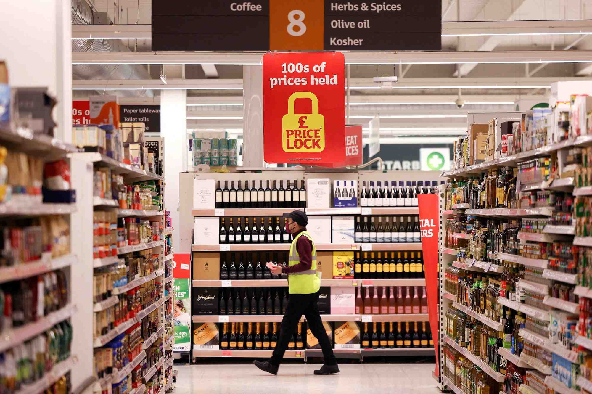 Un employe entre dans un supermarche sainsbury's a richmond, dans l'ouest de londres