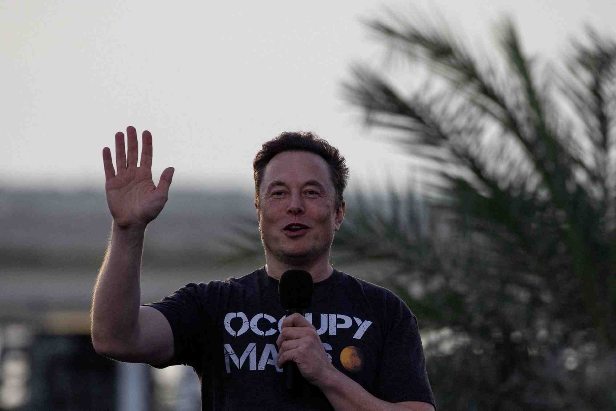 Elon musk a la base de spacex a brownsville, au texas