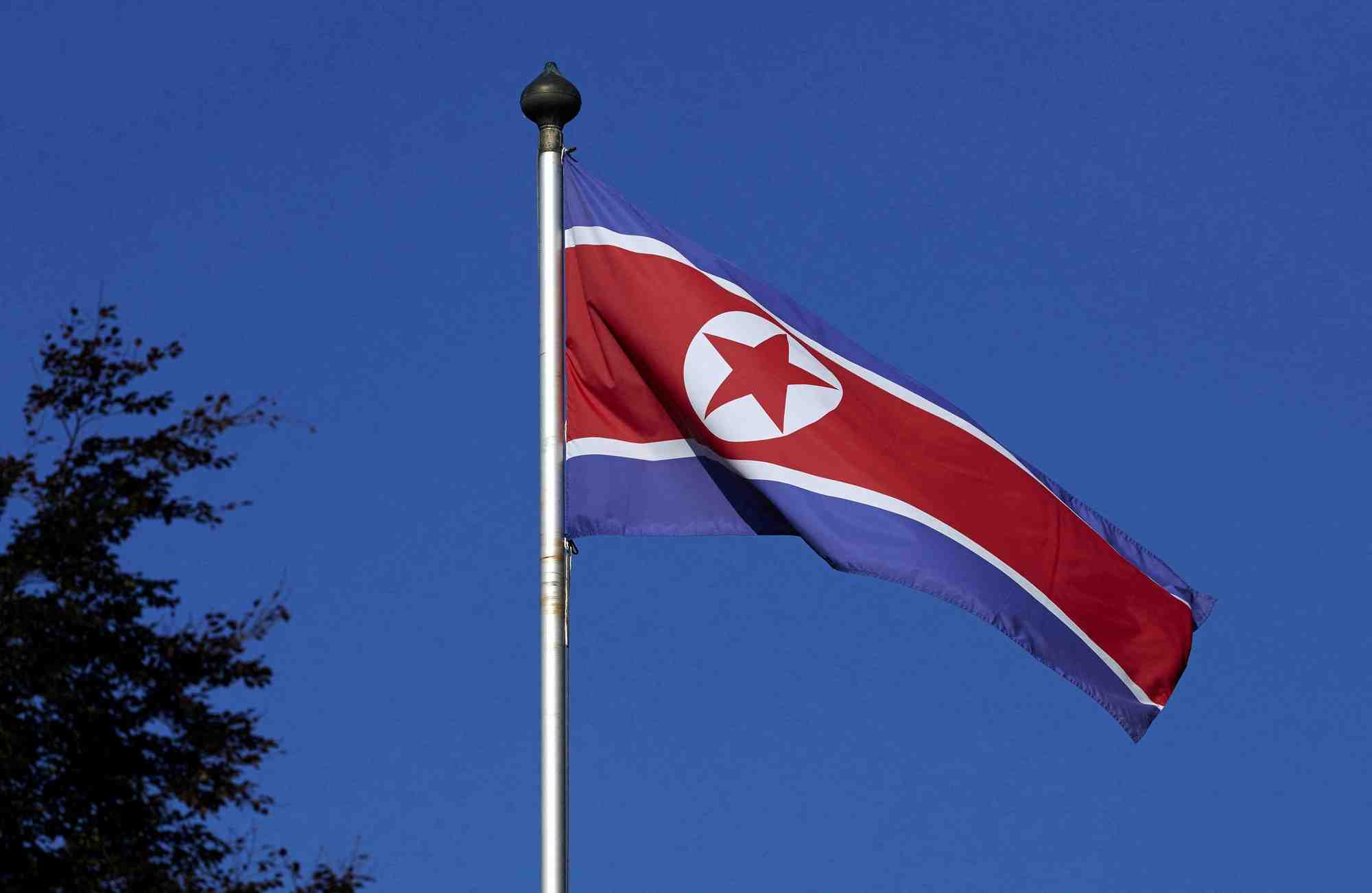 Un drapeau nord-coreen flotte sur un mat a la mission permanente de la coree du nord a geneve