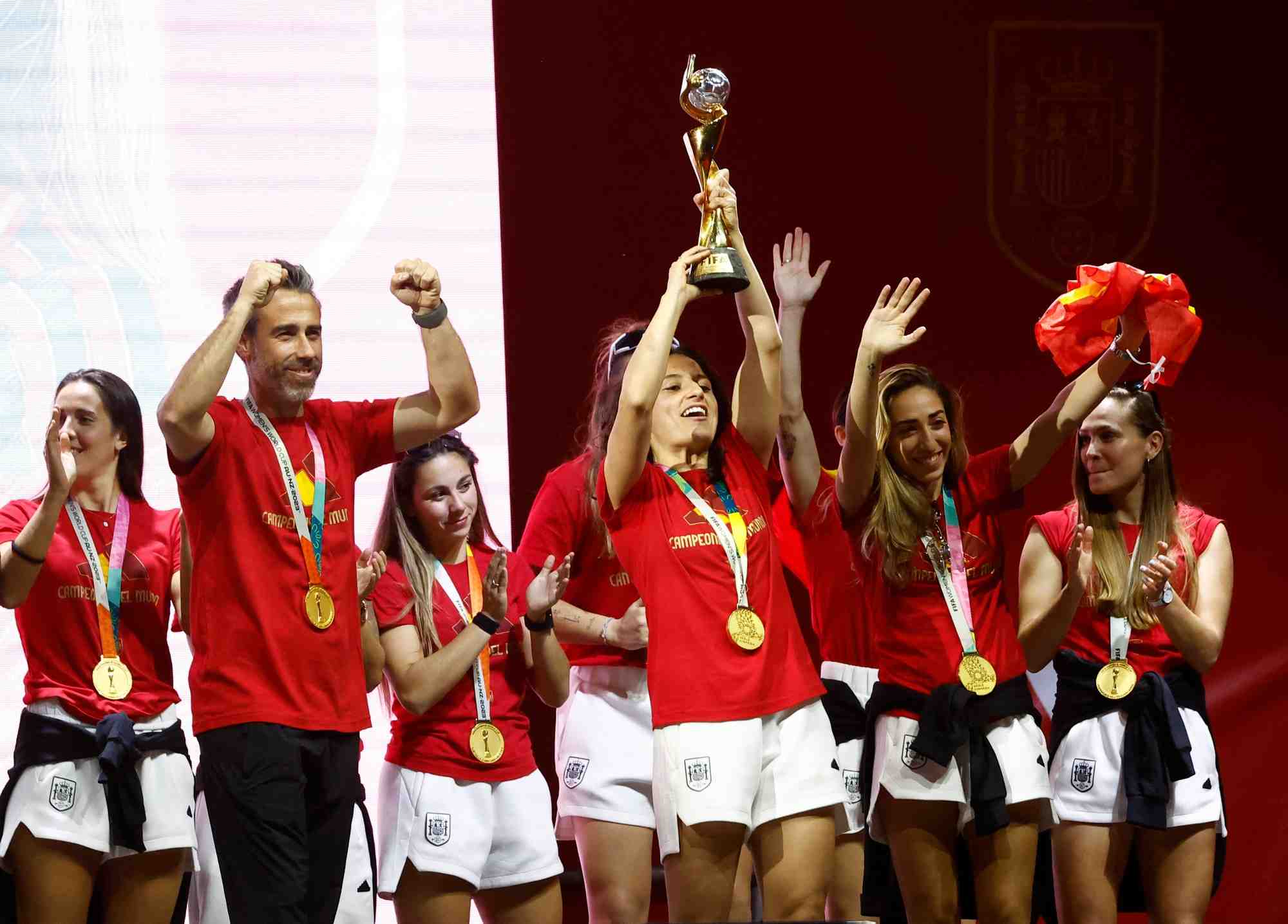 L'entraineur espagnol jorge vilda et des joueuses de football celebrent apres avoir remporte la coupe du monde