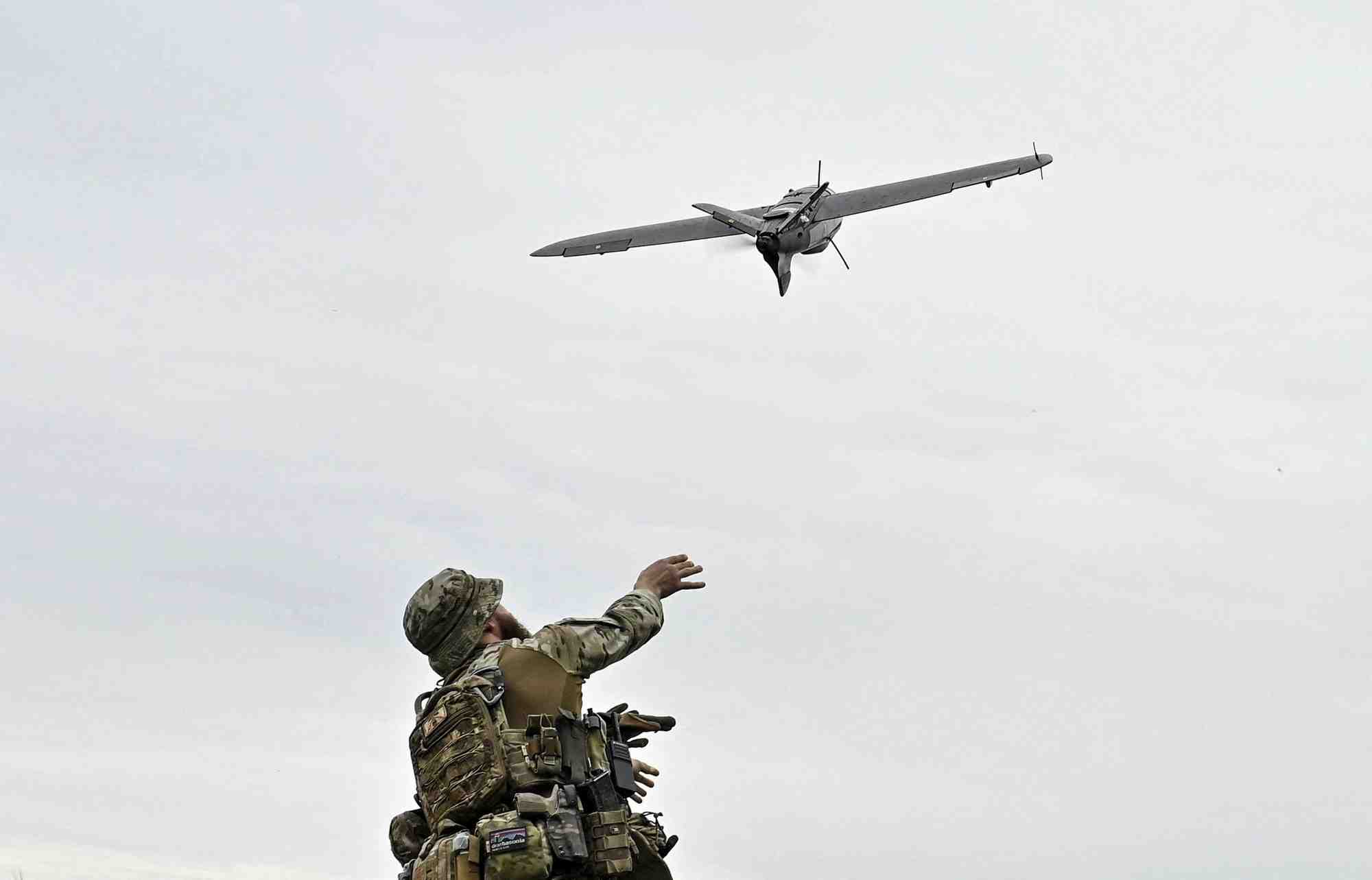 Un militaire ukrainien lance un drone dans la region de zaporizhzhia