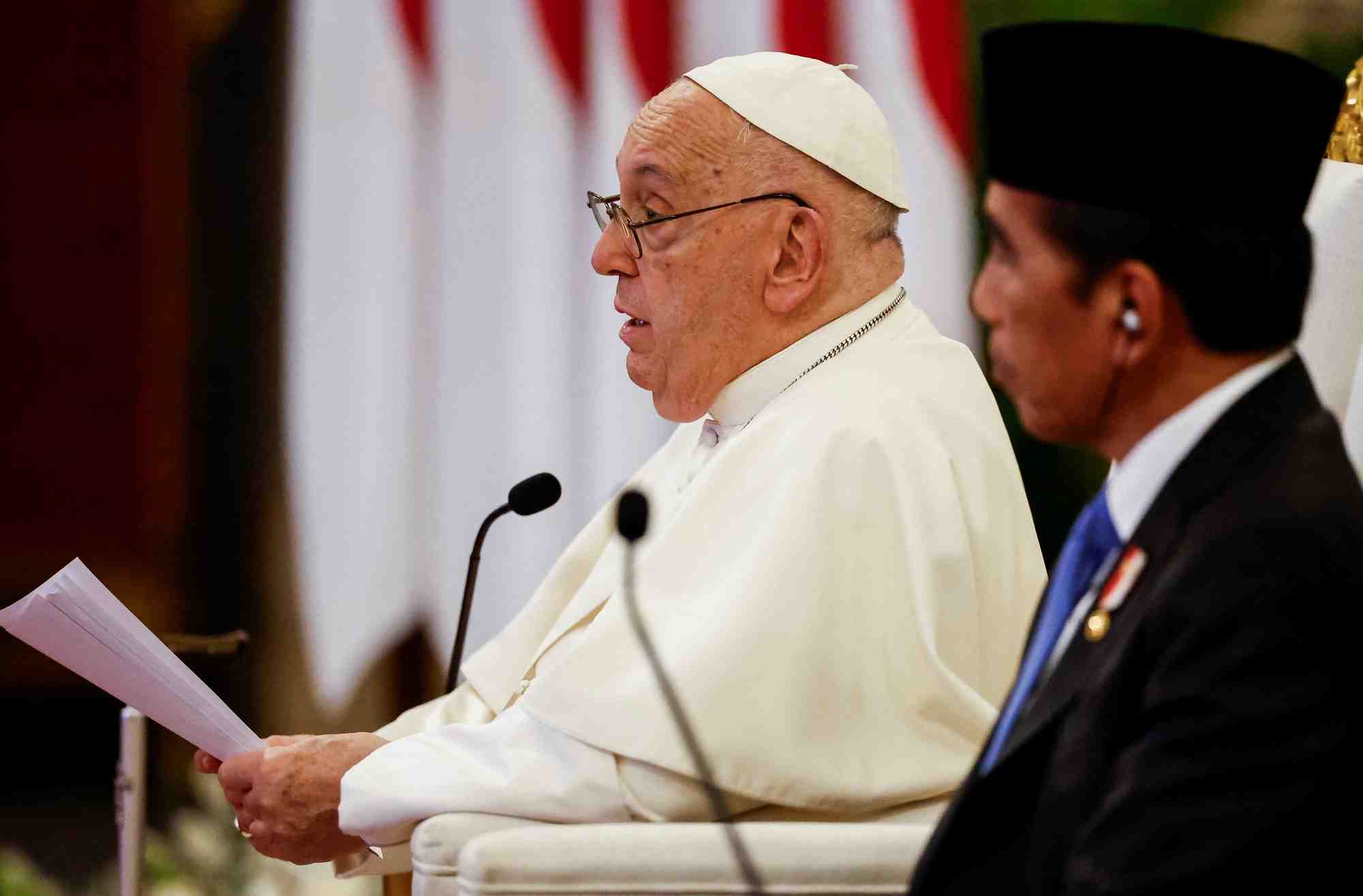 Le pape francois prononce son discours, assis a cote du president indonesien joko widodo