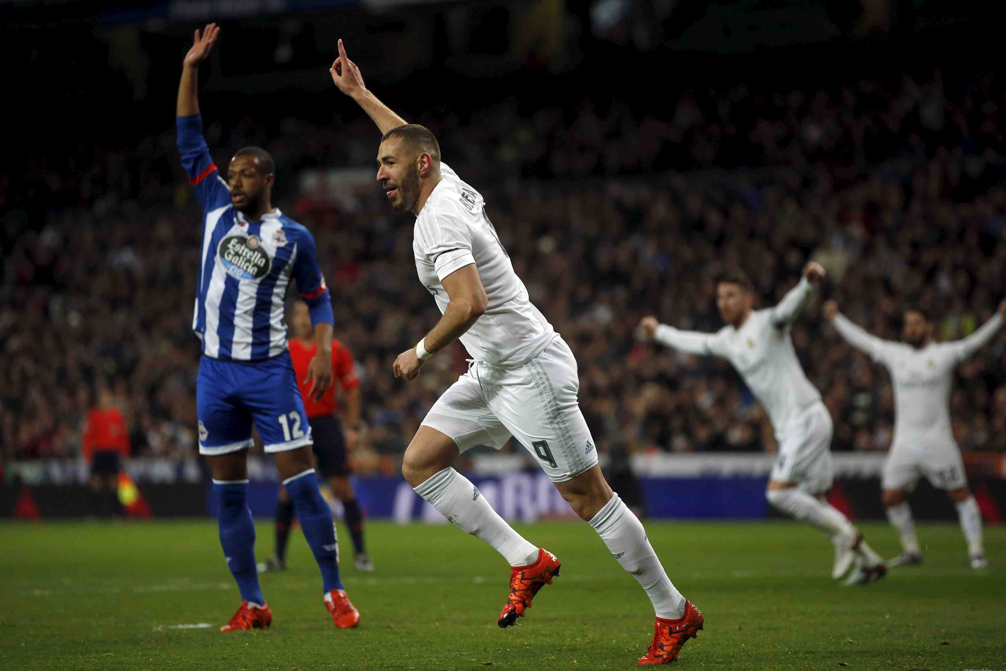 Zidane applaudi d'une main