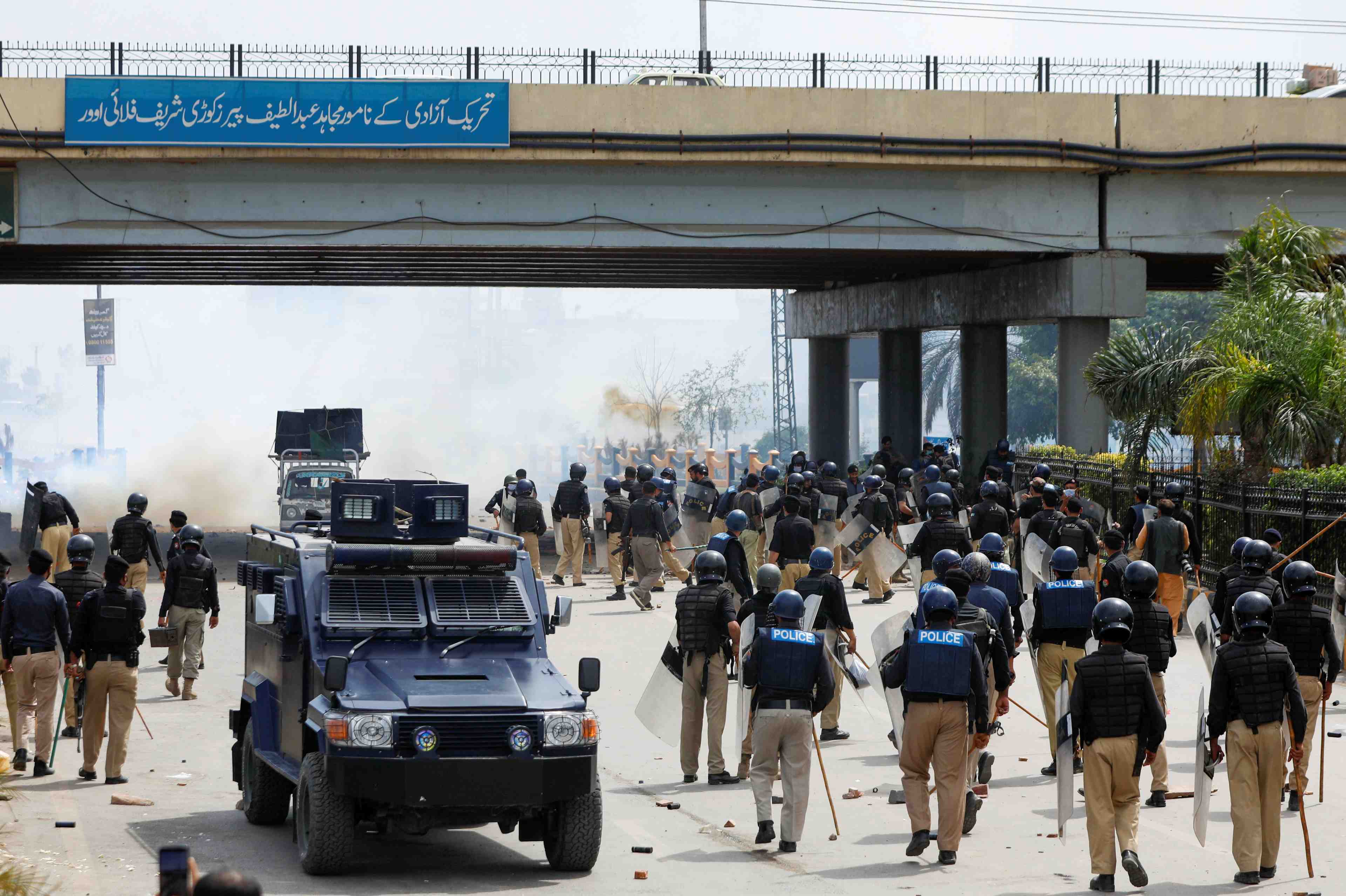 Des reseaux sociaux bloques au pakistan confronte a un climat de violences