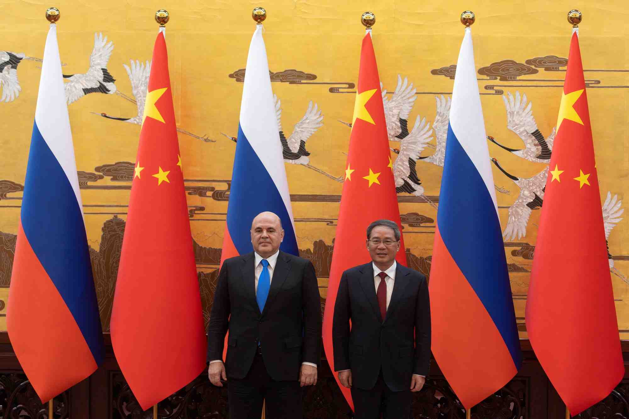 Le premier ministre russe mikhail michoustine et le premier ministre chinois li qiang assistent a une ceremonie de signature a pekin