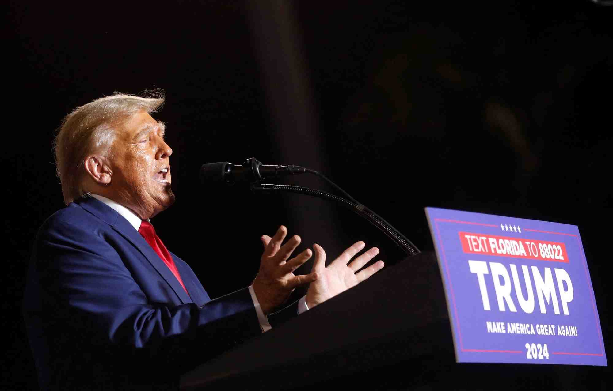 L'ancien president americain donald trump tient un meeting de campagne a hialeah